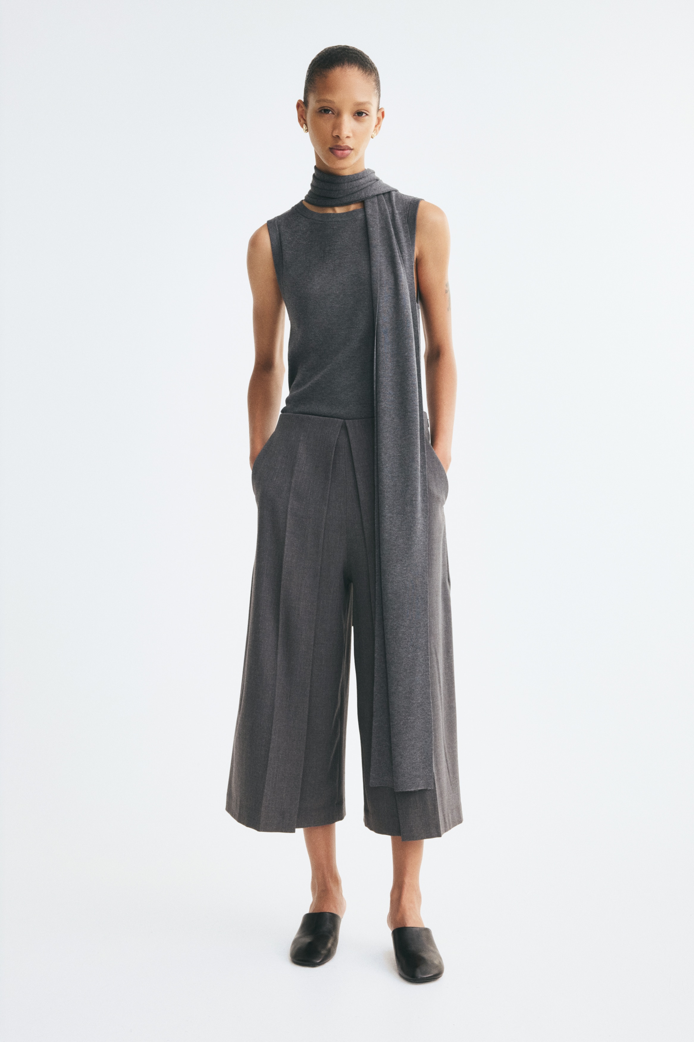Pantalón palazzo con pliegue decorativoAuxiliar