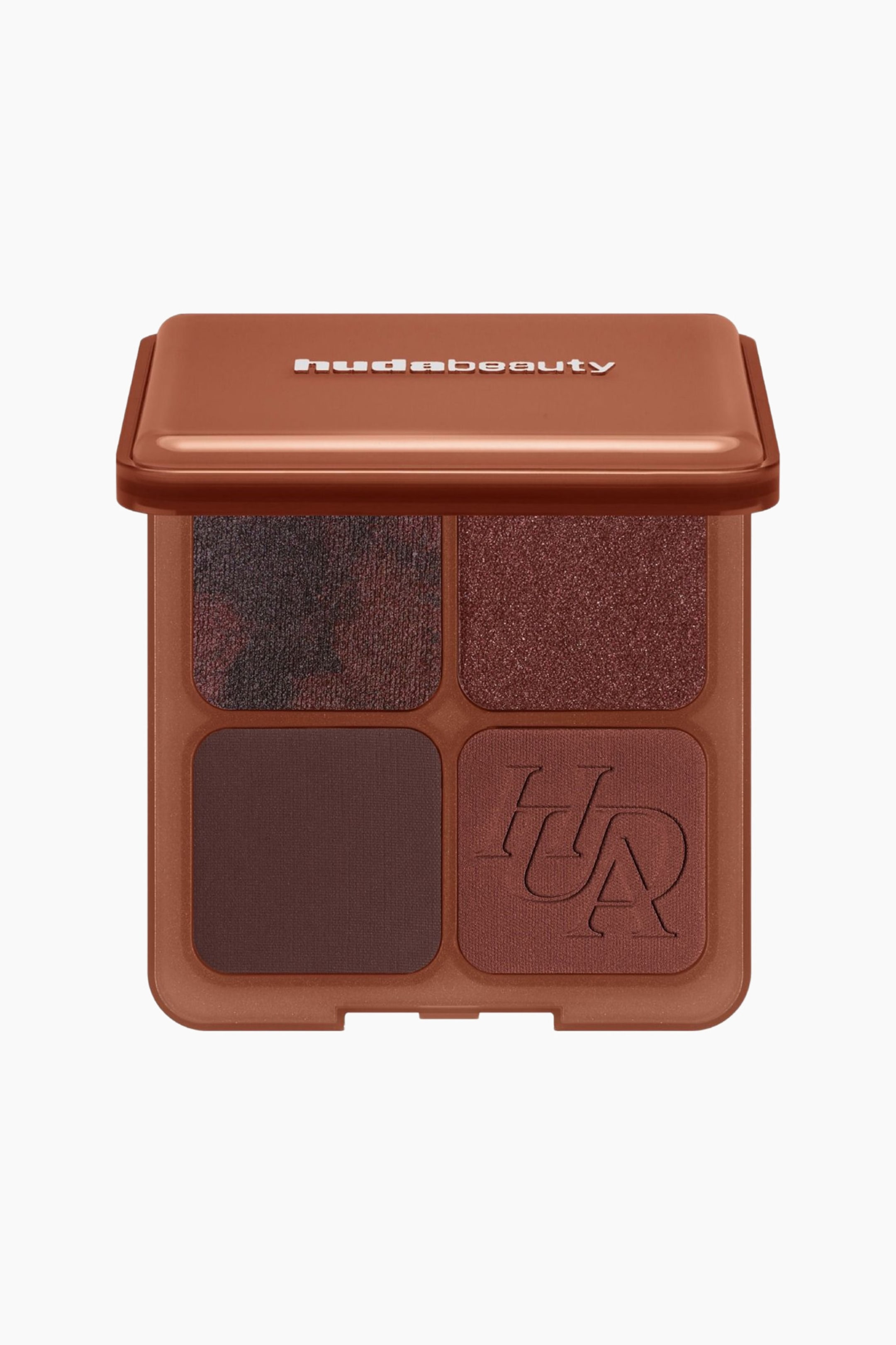Visa större bild: Bronze Filter Palette står i en frontvänd position med det glansiga bruna locket lätt uppfällt, vilket visar varumärkesnamnet "hudabeauty" i vit text. Inuti visas fyra fyrkantiga paletter: en marmorerad mörkplommonfärgad shimmer, en metallisk koppar-bronsfärgad shimmer, en matt djup plommonbrun nyans och en matt terrakottafärg med en präglad monogramdetalj.