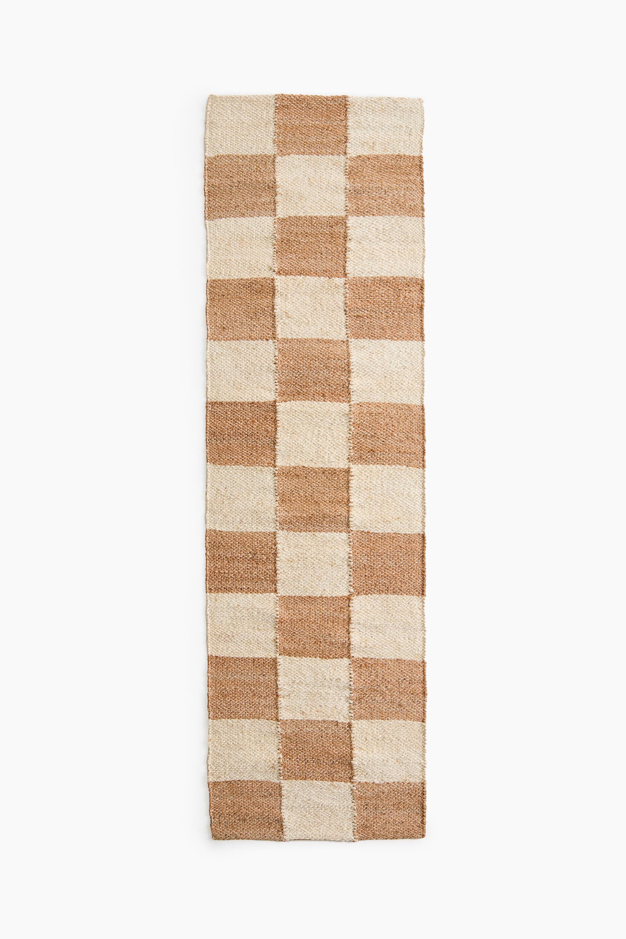 Agrandir l'image: Un tapis rectangulaire présente un motif à carreaux composé de carrés alternant beige clair et marron, avec une texture tissée apparente.