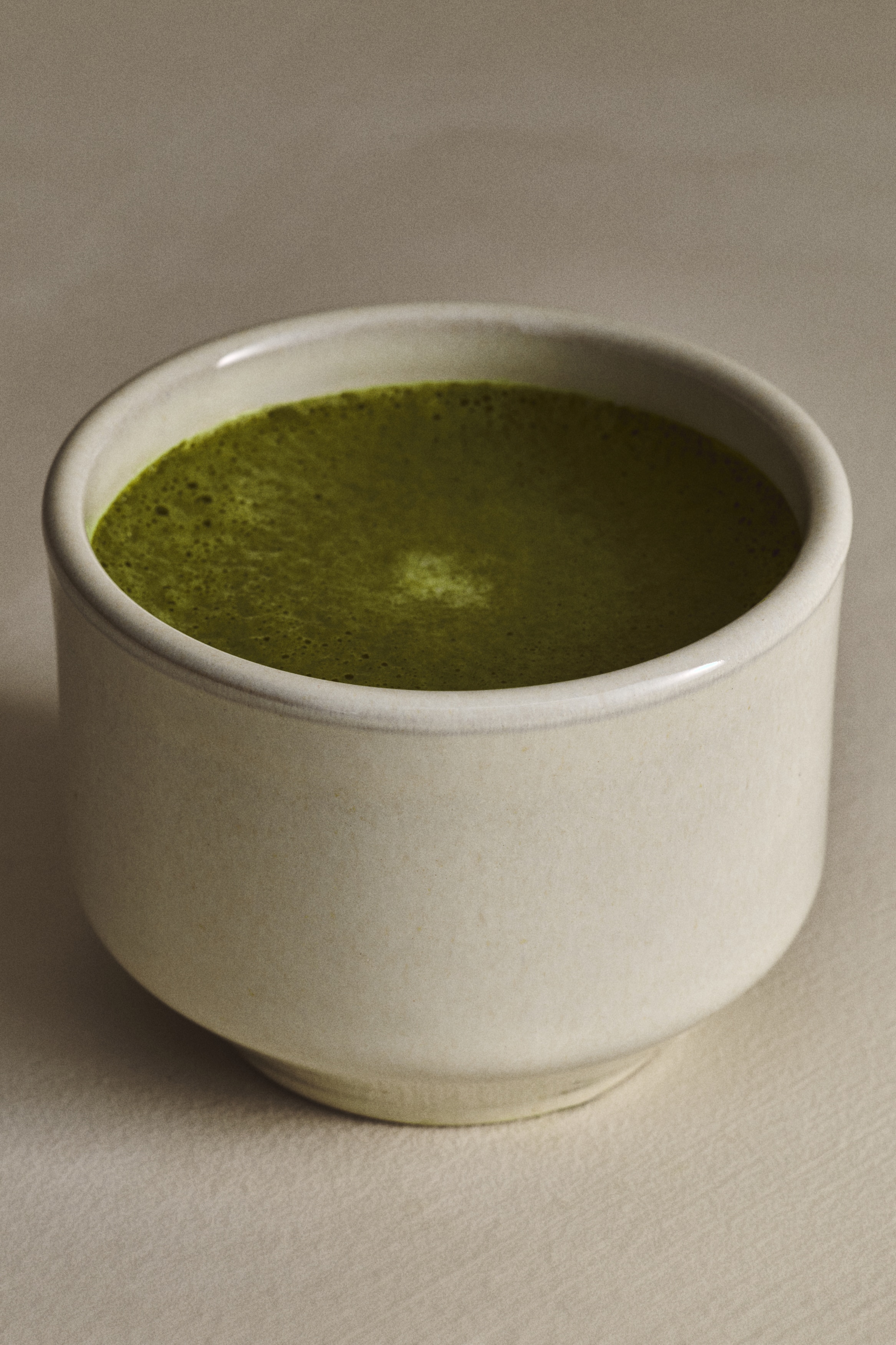 Matchakopje met reactief glazuur - Lichtbeige