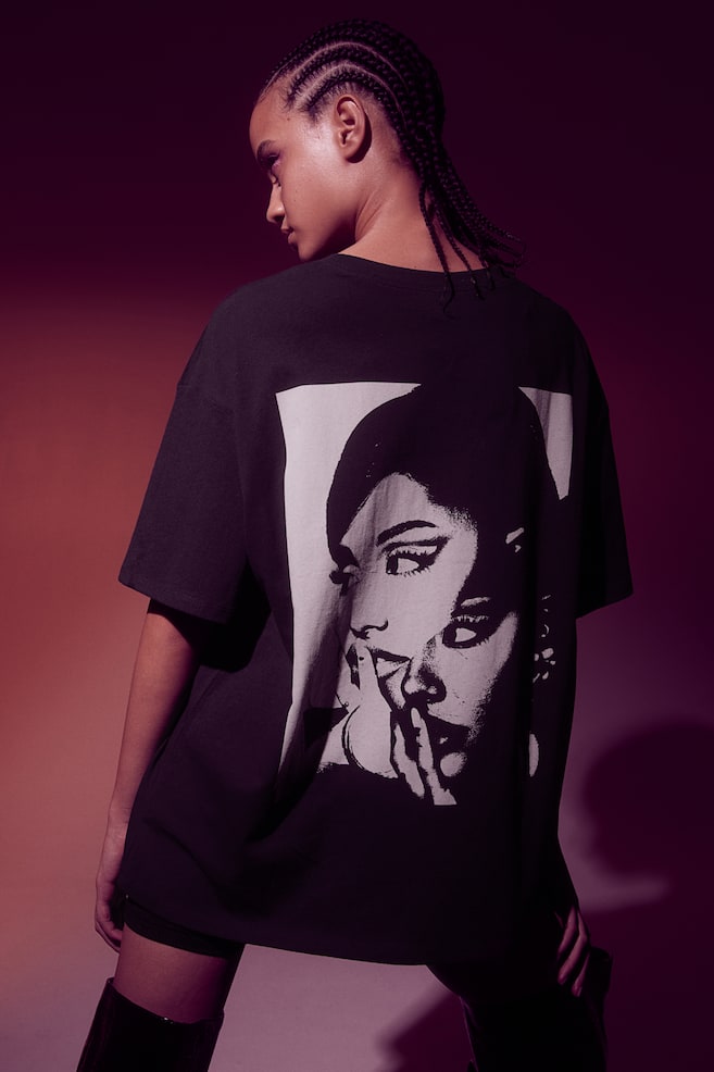 Boxy T-shirt med tryk - Sort/Ariana Grande/Creme/Ariana Grande/Lys rosa /Ariana Grande - 6
