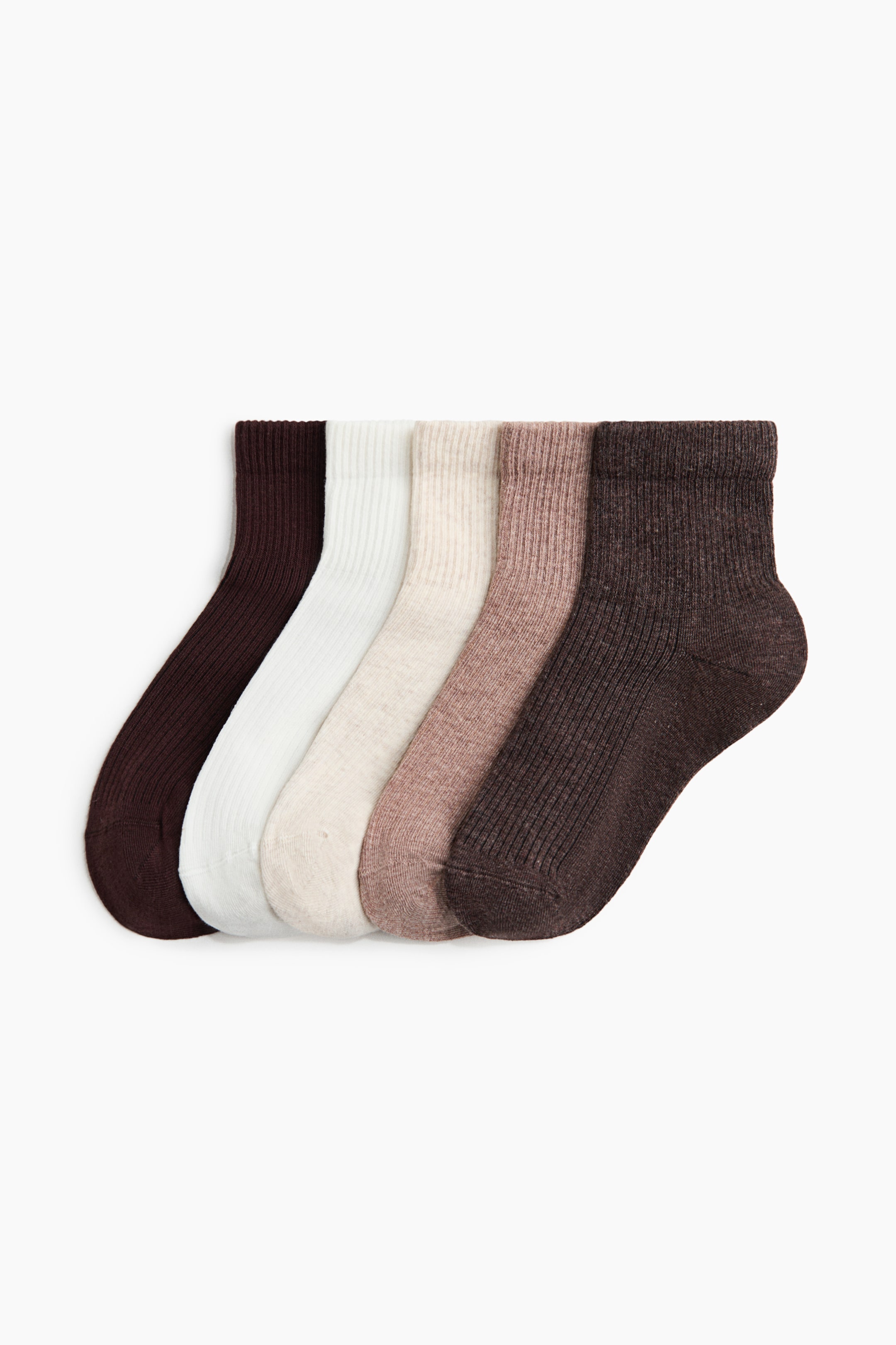 Ingrandisci l'immagine: Cinque calzini alla caviglia presentano una morbida trama a coste con bordi elasticizzati. Sono disposti uno accanto all'altro, mostrando una gamma di colori neutri che includono marrone scuro, bianco, beige chiaro, rosa polvere e marrone medio.