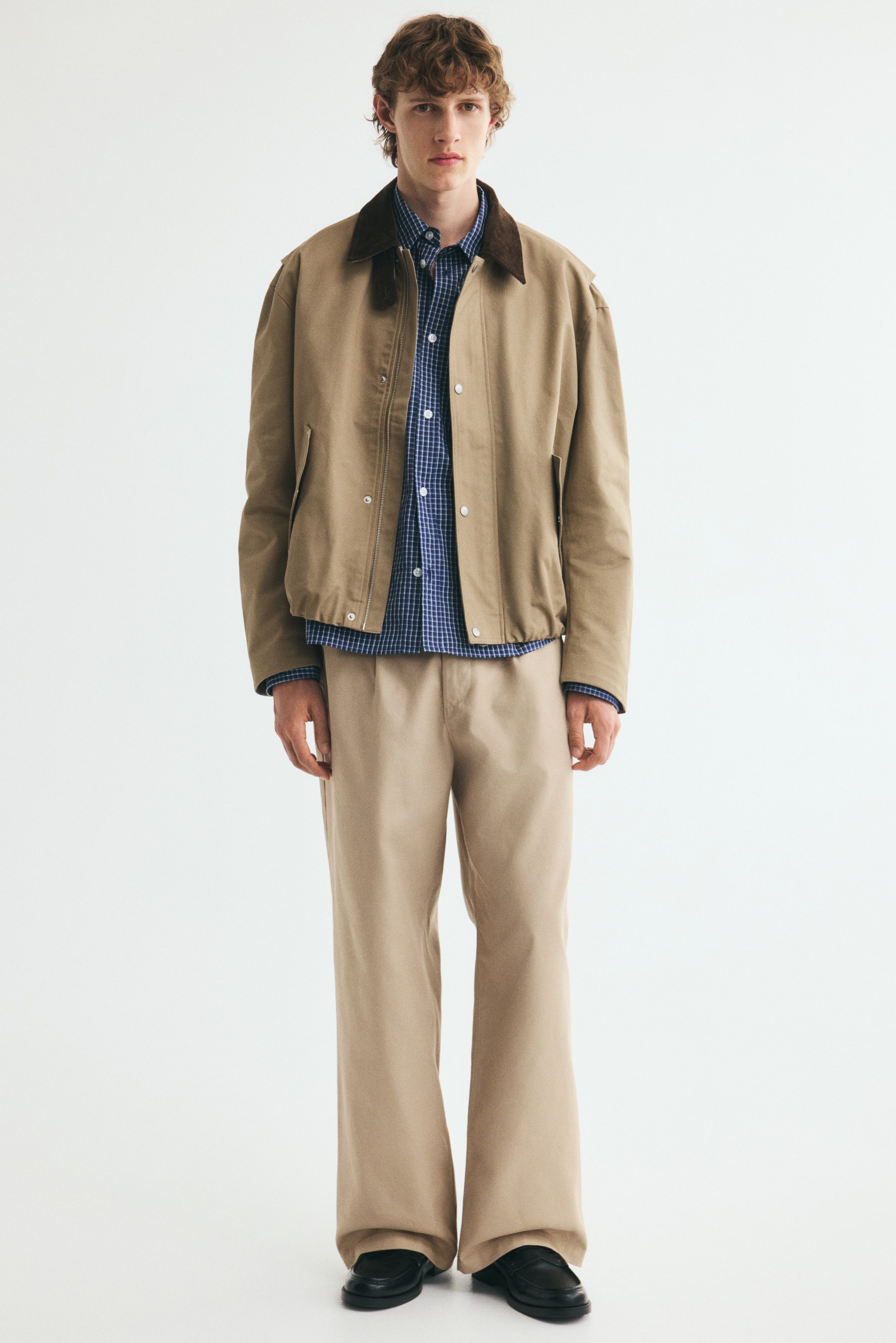 Spodnie chinos Loose FitModel
