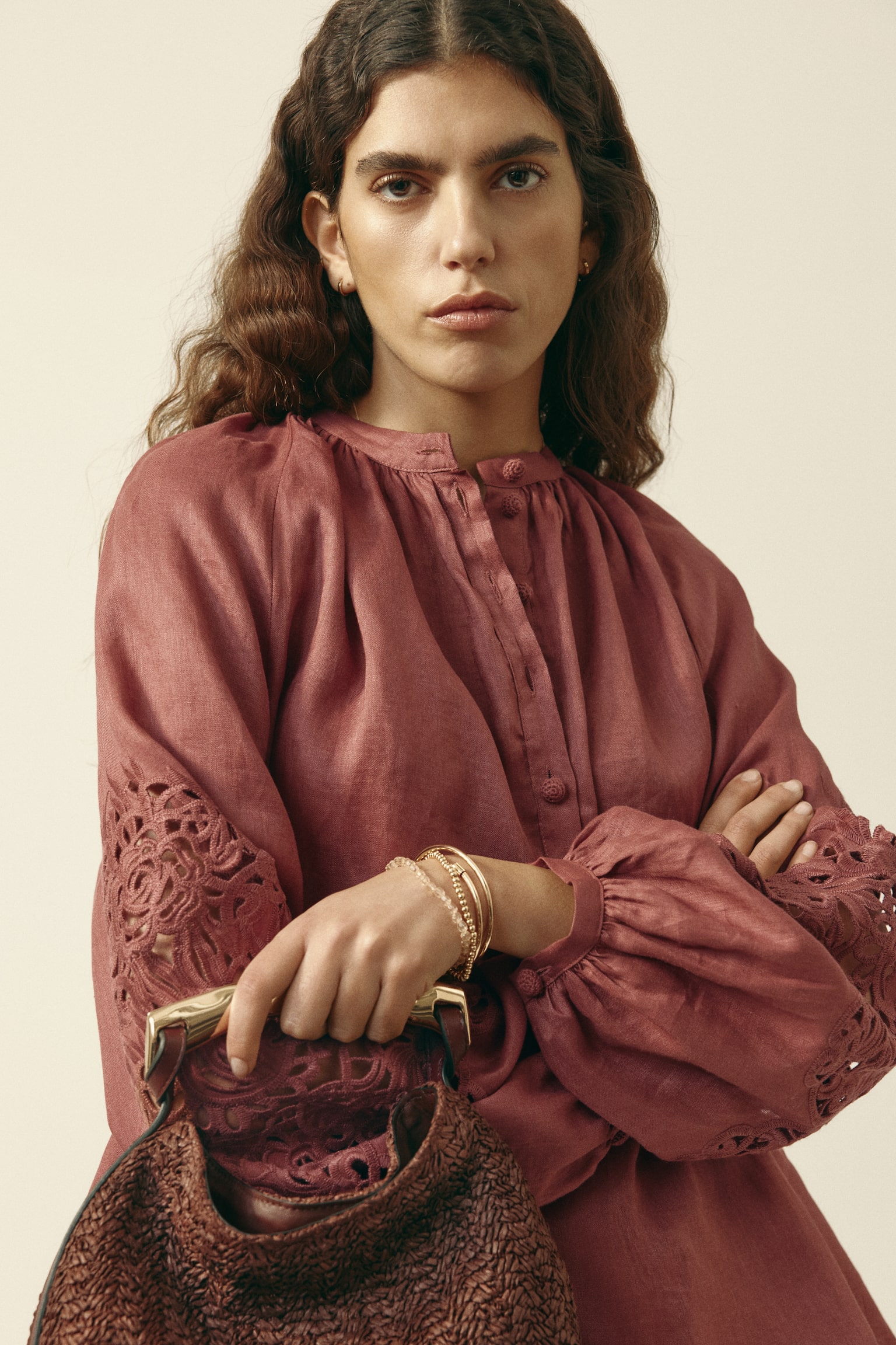 Лляна блуза з ажурною вишивкою - Приглушений червоний - 3