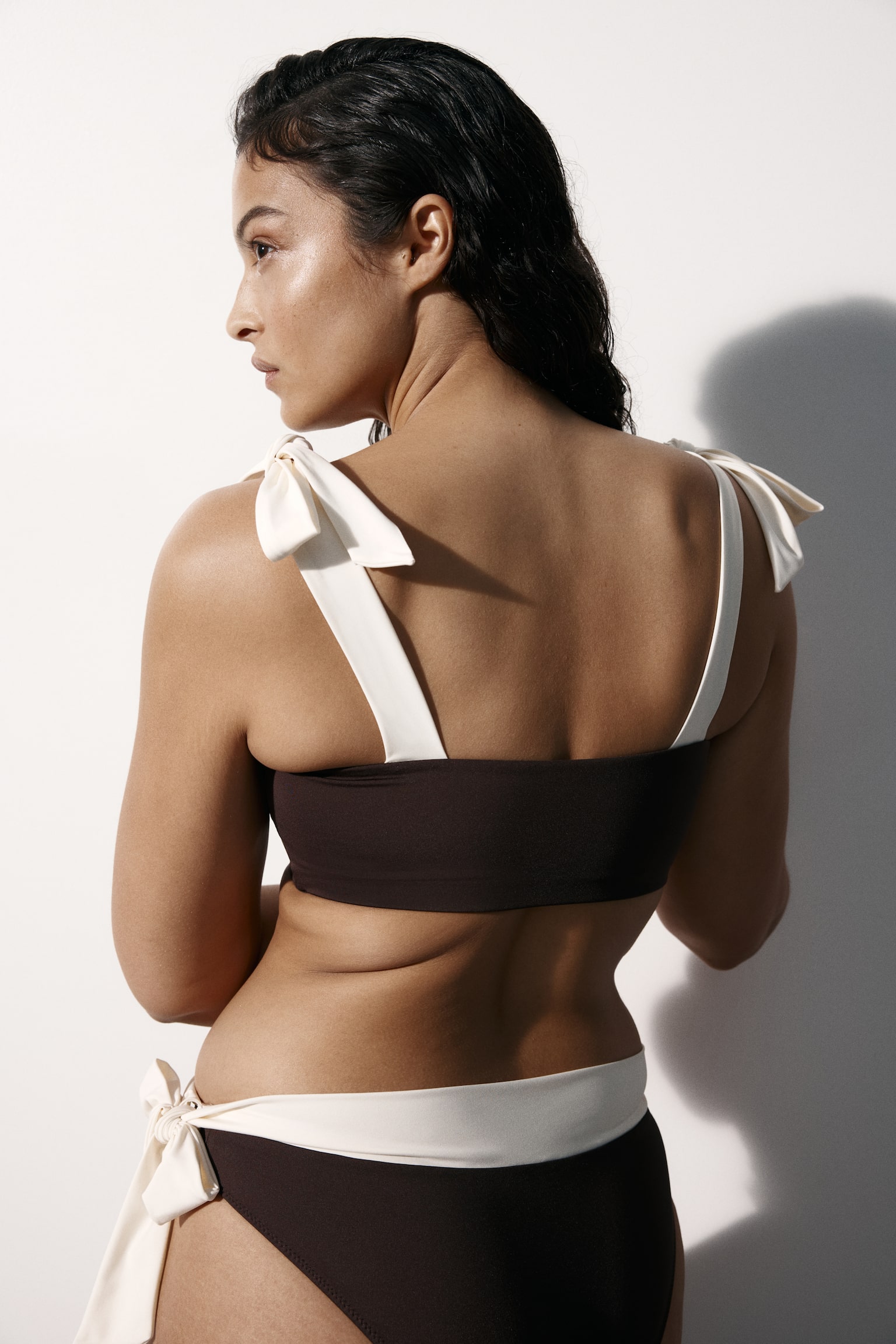 חזיית ביקיני מרופדת עם כתפיות נקשרות - חום כהה/קרם - 5