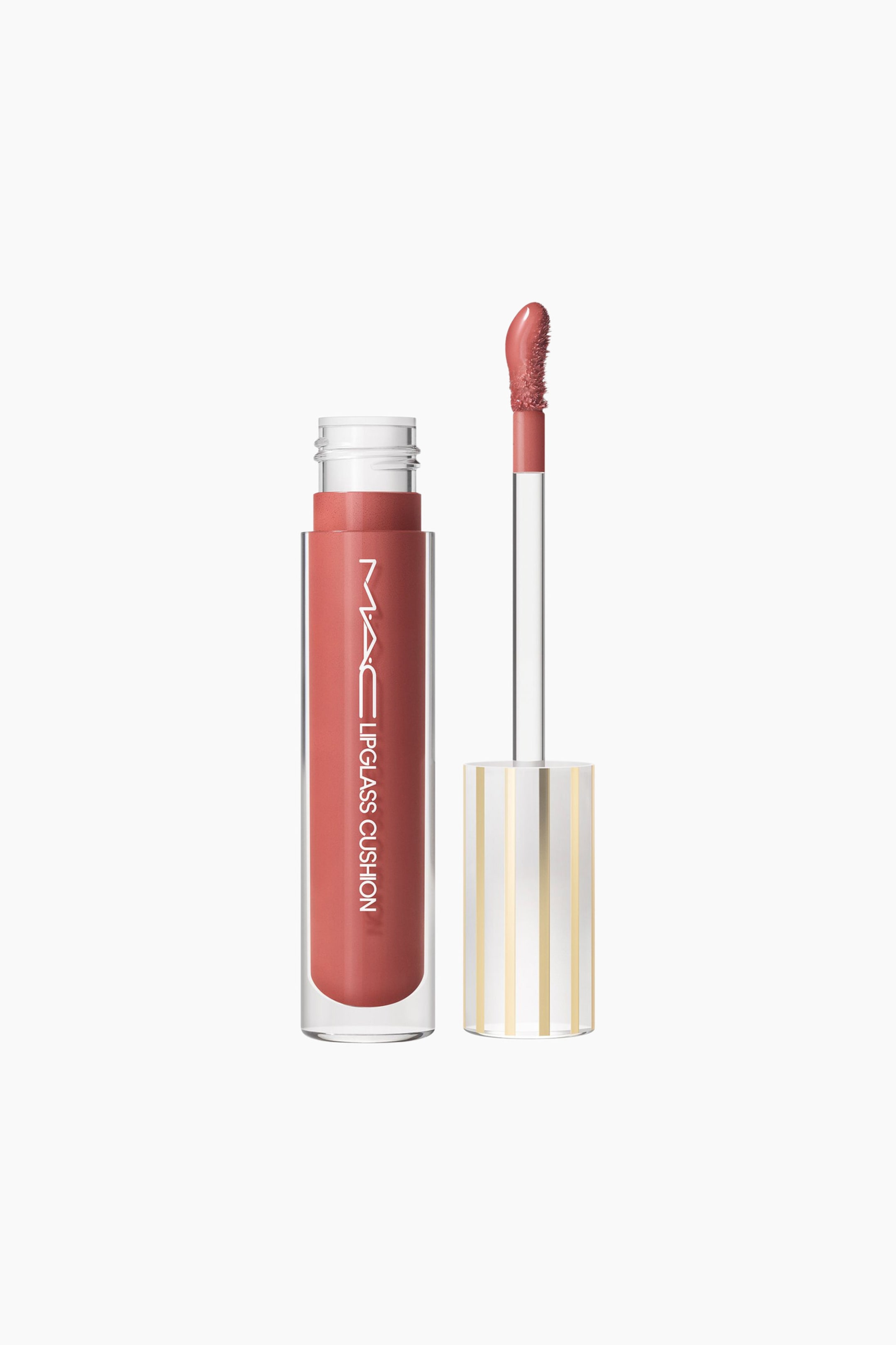 Visa större bild: En MAC Lipglass Cushion presenterar sin klara tub, fylld med ett persikorosa glans, stående upprätt. Dess fotformade applikator, täckt i samma nyans, vilar bredvid den öppna tuben, och en guldrandig kork är också synlig bredvid dem.