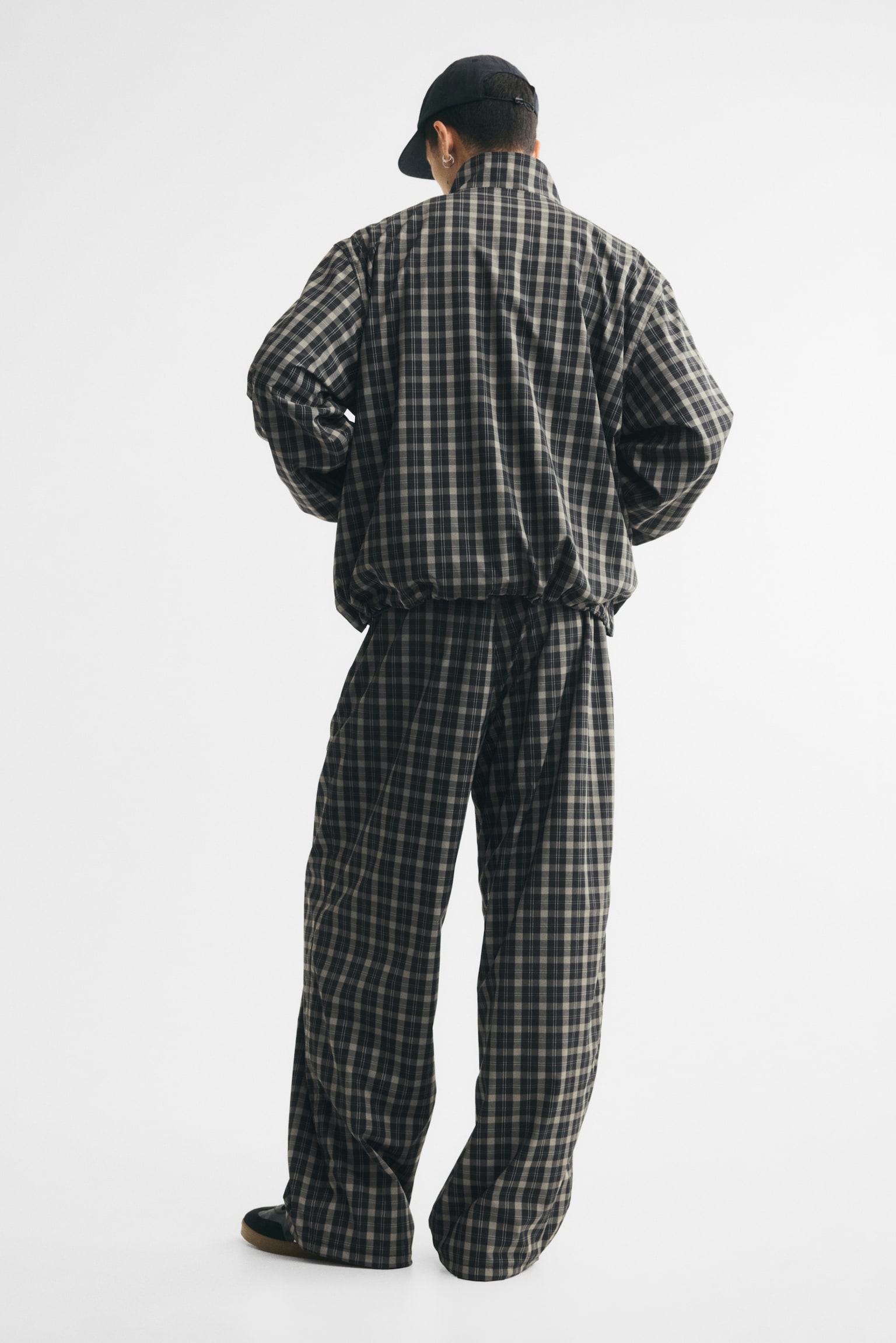 Мужские брюки H&M Loose-Fit Track Pants, цвет: Серо-коричневый / Клетчатый — фото 4