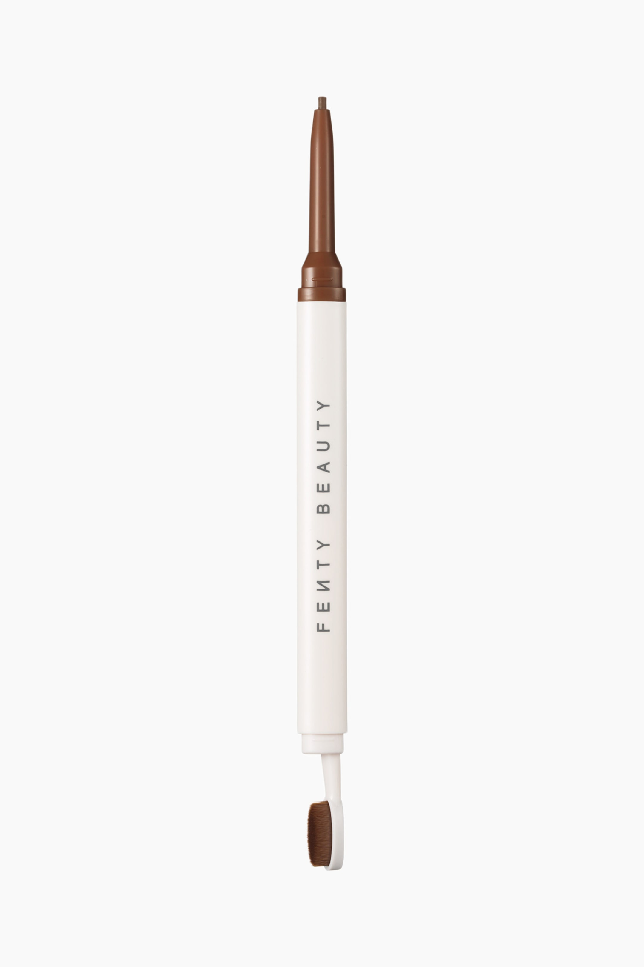Visa större bild: Brow Mvp Ultra Fine Brow Pencil & Styler står upprätt och visar upp en smal, vit cylindrisk hylsa med grå "FENTY BEAUTY"-märkning. Den övre änden visar en utdragen, fin brun pennspets, medan den nedre änden har en liten, paddelformad stylingborste med täta bruna borst.