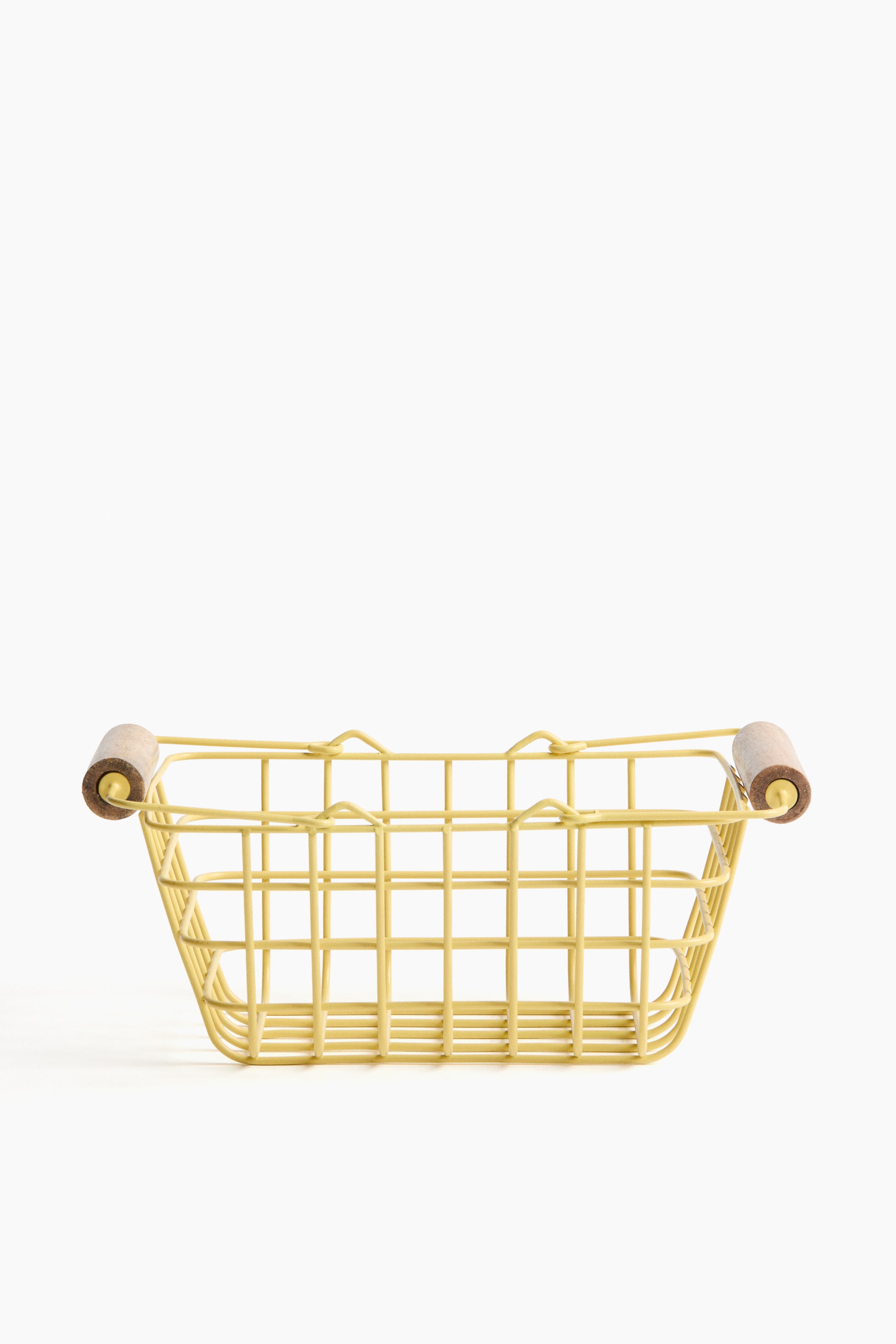 Visualizza immagine più grande: Un cestino della spesa in filo metallico dallo stile vintage mostra il suo FRONTE, caratterizzato da un motivo a griglia rettangolare di colore giallo pallido. Due manici cilindrici in legno sono fissati alle estremità superiori.