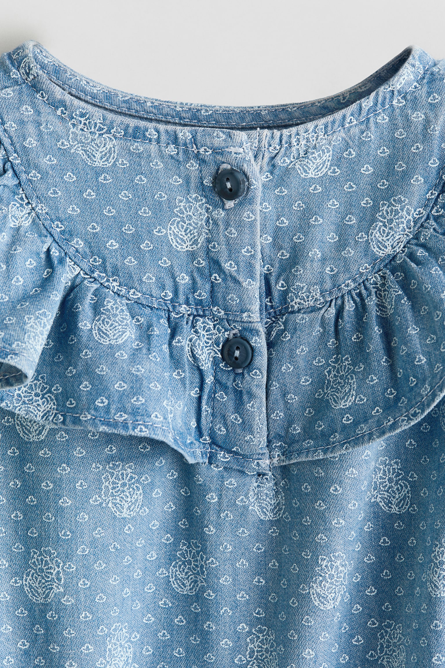 Детская блузка H&M Ruffle-Trimmed Denim Blouse, цвет: Джинсовый синий / С принтом — фото 2