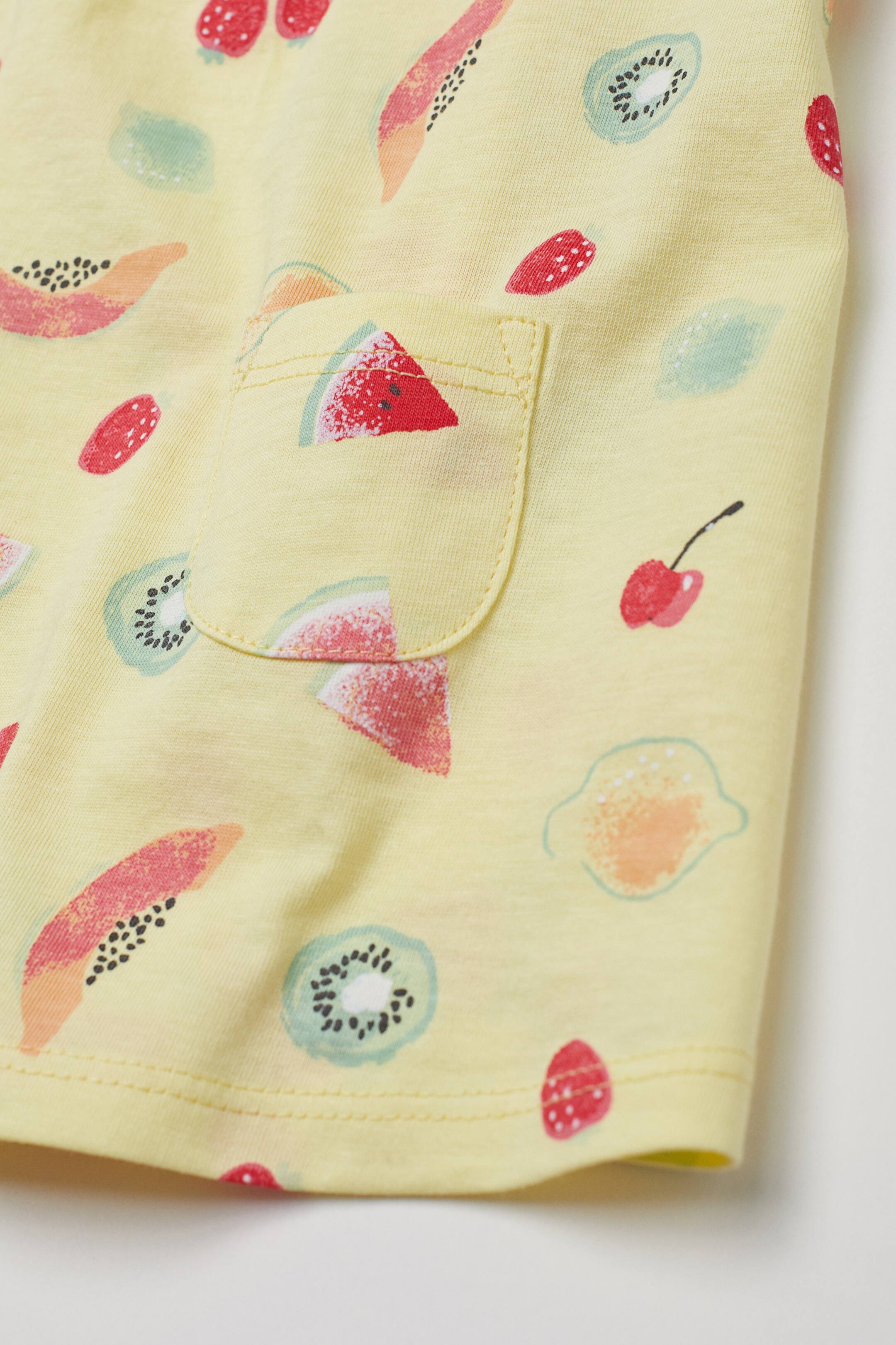 Näytä suurempi kuva: Hihaton puuvillamekko - Keltainen/Hedelmät - Kids | H&M FI 2