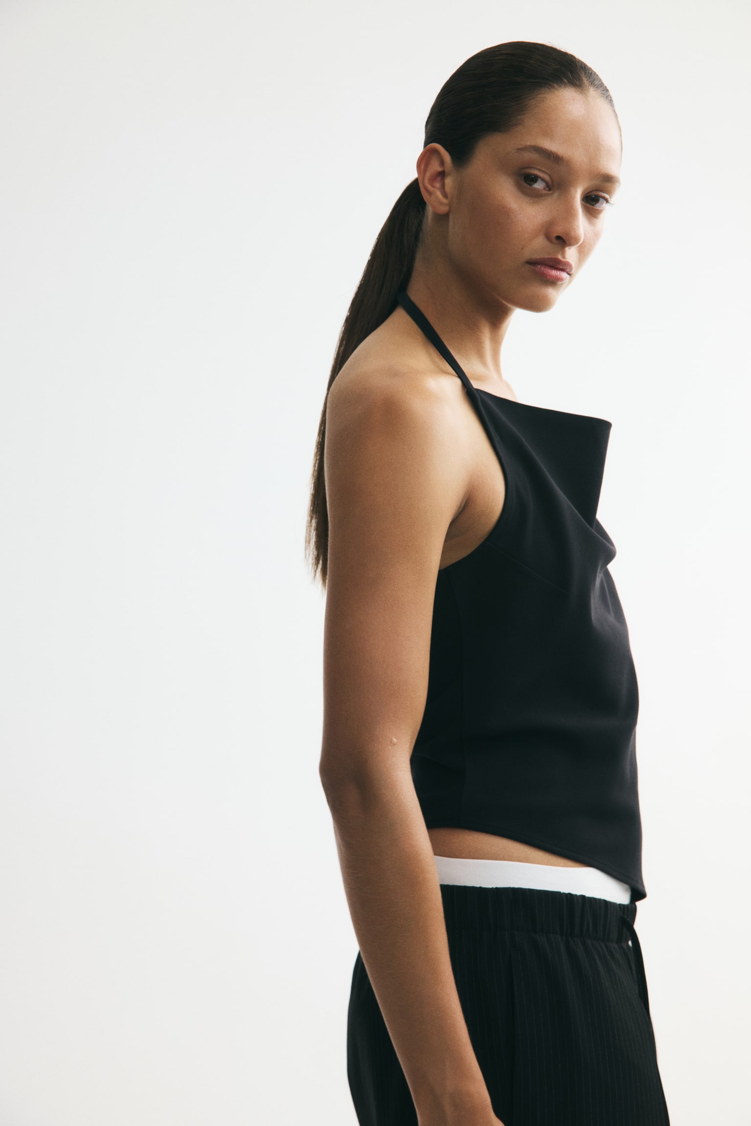Женский топ H&M Asymmetric Halterneck Top, цвет: Чёрный — фото 5