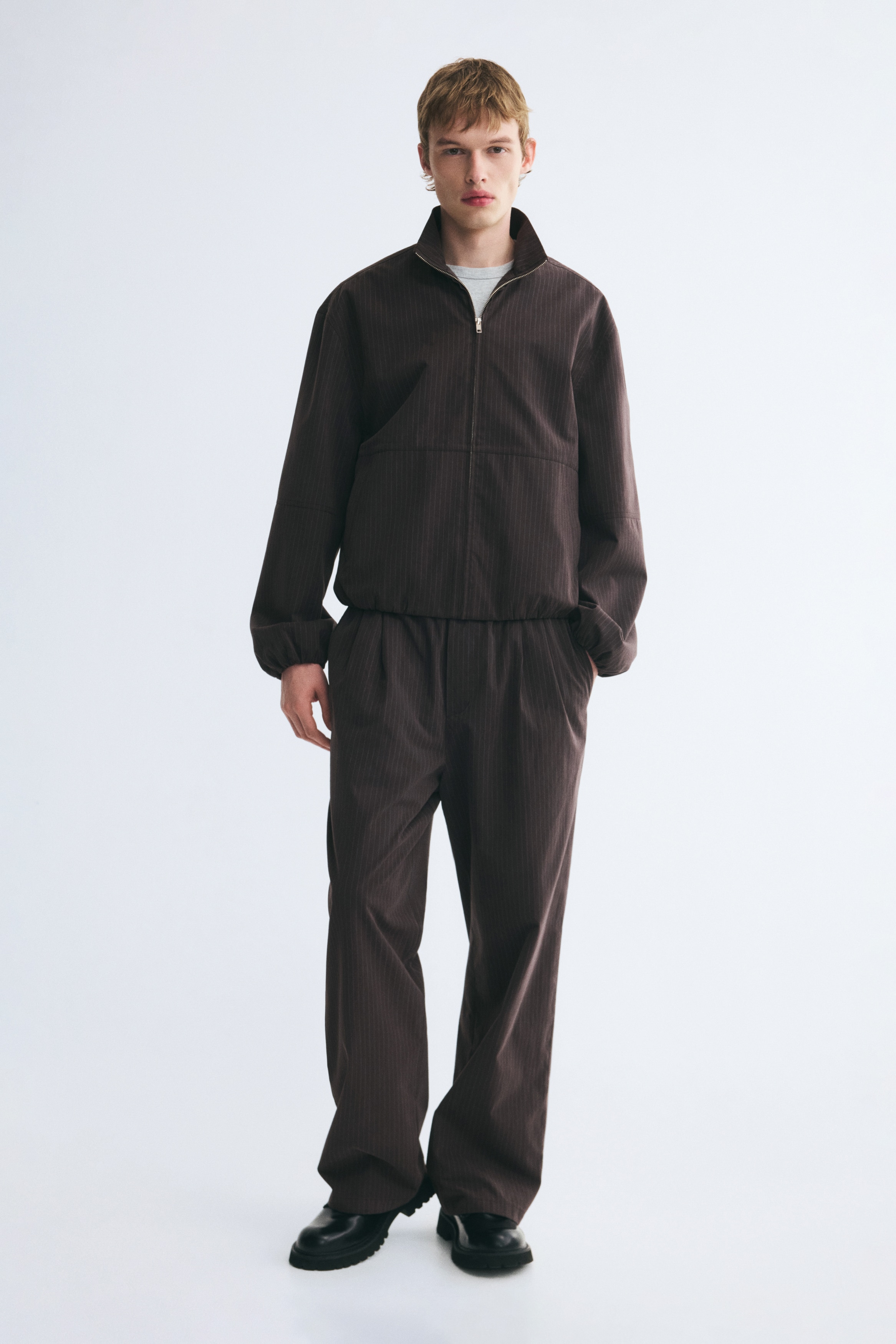 Pantaloni con pinces Loose Fit - Marrone scuro