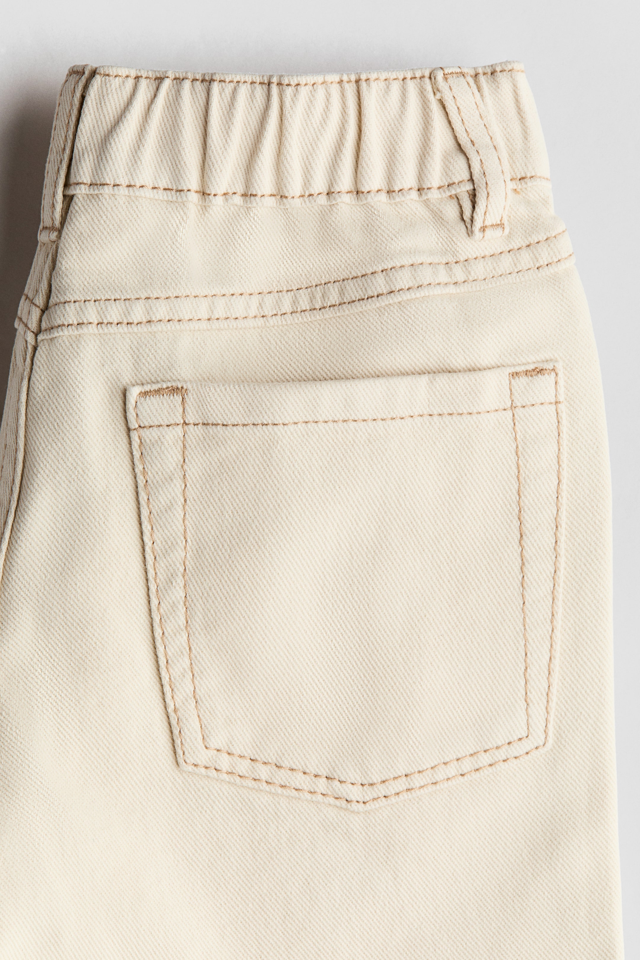 Short brodé en sergé