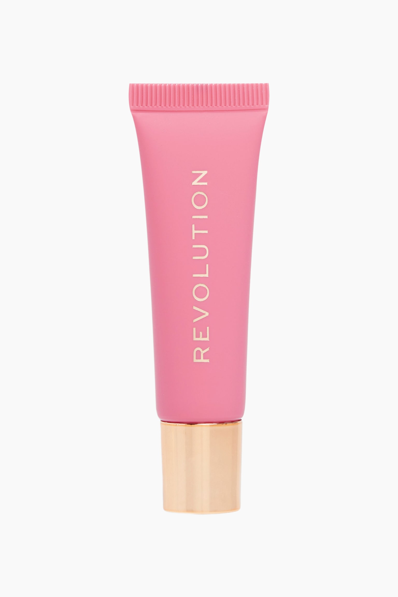 Ein Revolution-Lippenbalsam in einer Squeeze-Tube steht aufrecht und ist nach vorne gerichtet. Er verfügt über einen matten, rosafarbenen Körper mit dem vertikal in metallisch-goldener Schrift aufgedruckten Markennamen âREVOLUTIONâ. Die Tube zeigt am oberen Rand eine gecrimpte, geriffelte Kante und endet am unteren Ende mit einer zylindrischen, metallisch-goldenen Kappe.