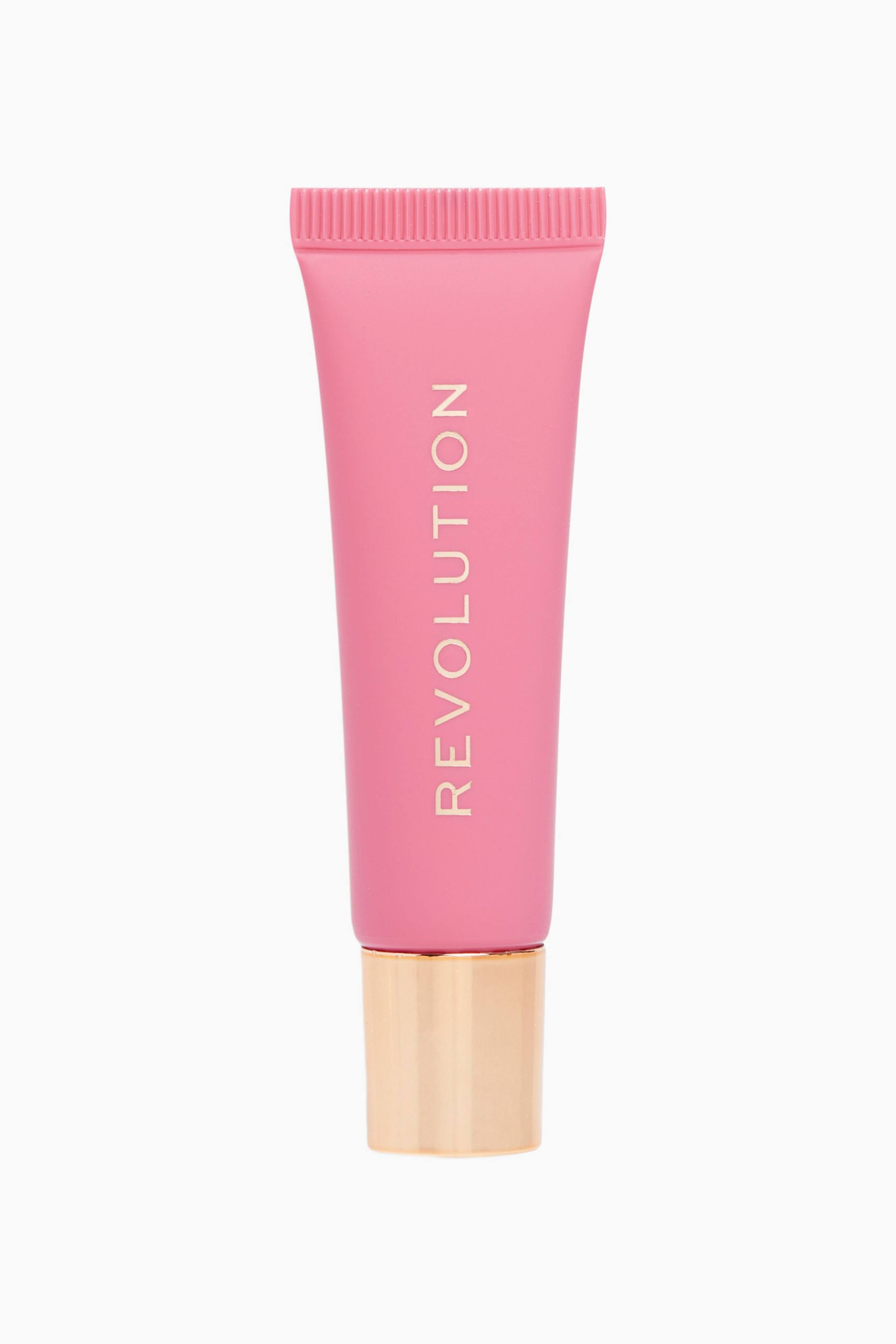 Größeres Bild ansehen: Ein Revolution-Lippenbalsam in einer Squeeze-Tube steht aufrecht und ist nach vorne gerichtet. Er verfügt über einen matten, rosafarbenen Körper mit dem vertikal in metallisch-goldener Schrift aufgedruckten Markennamen „REVOLUTION“. Die Tube zeigt am oberen Rand eine gecrimpte, geriffelte Kante und endet am unteren Ende mit einer zylindrischen, metallisch-goldenen Kappe.