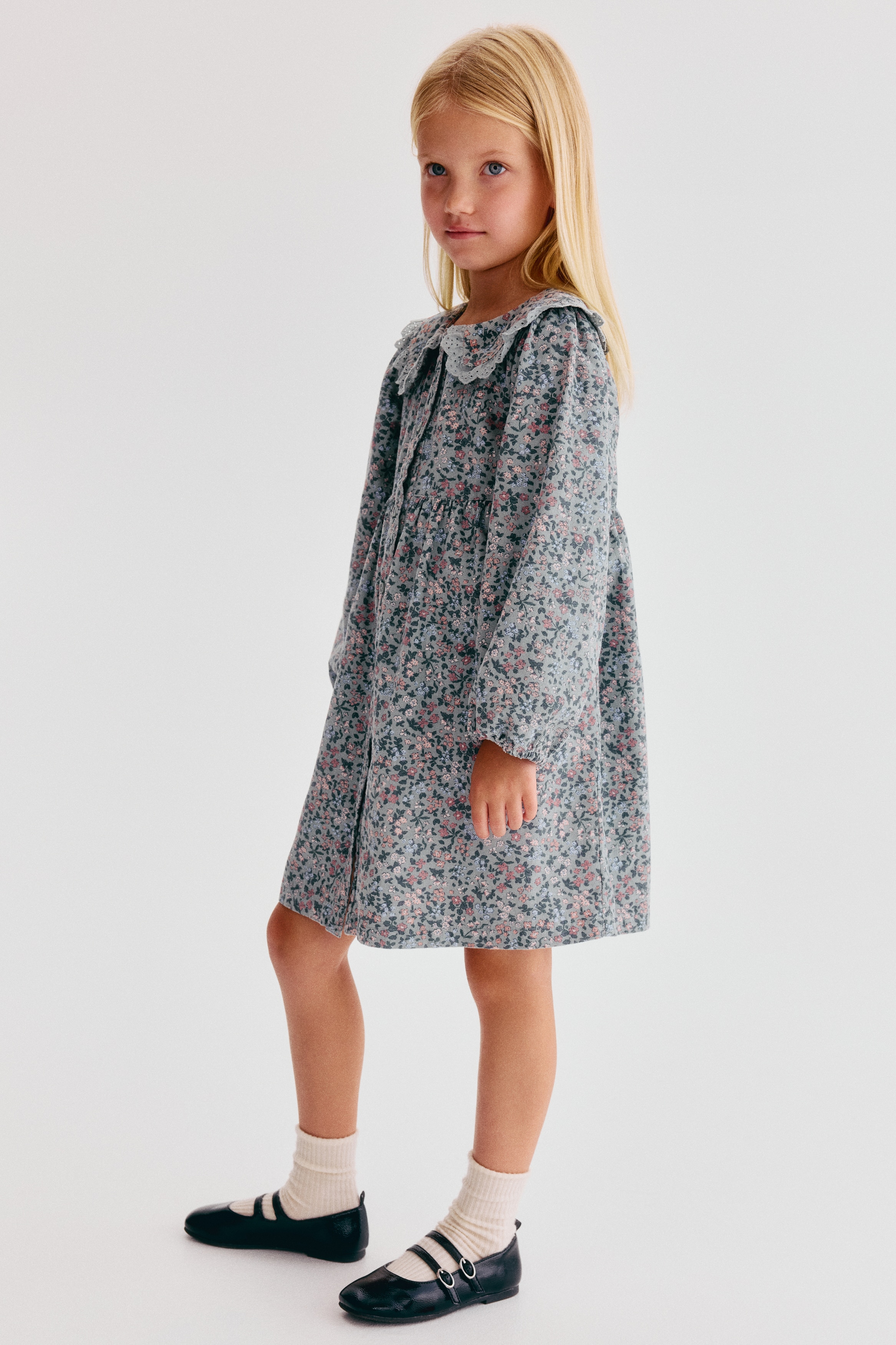 Robe en velours côtelé avec col ClaudineModèle