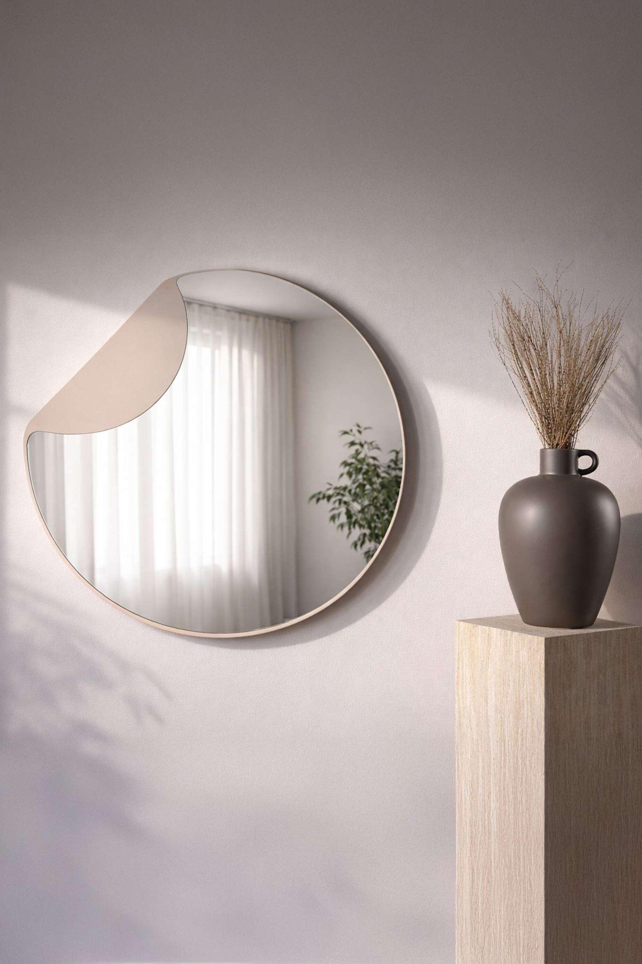 Grotere afbeelding bekijken: Een ronde spiegel met een dunne, lichtgekleurde lijst toont een licht beige, onregelmatig gevormde overlay die een deel van het bovenste linkergedeelte van het reflecterende oppervlak bedekt en lijkt los te laten.