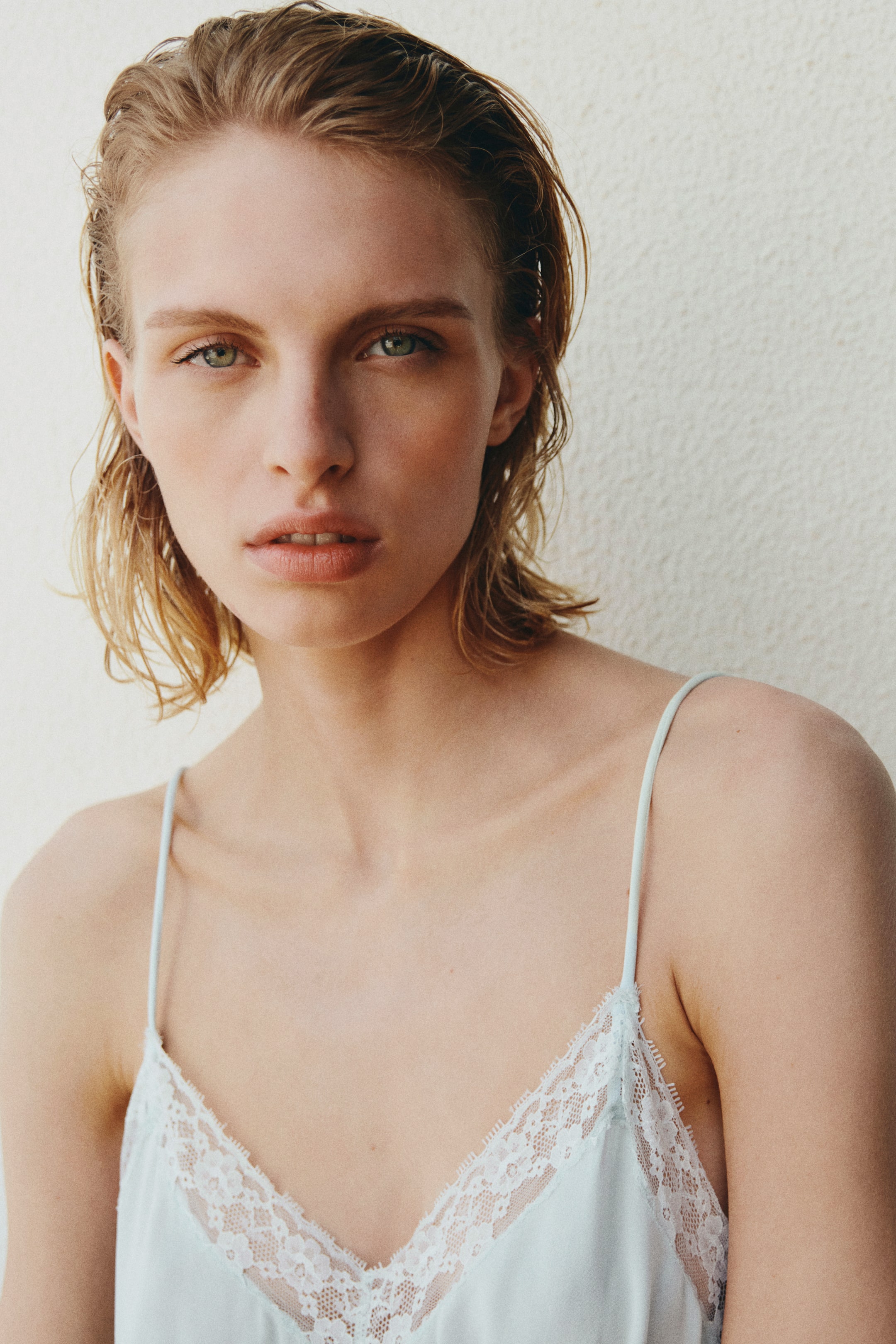 Robe à bretelles fines avec dentelle