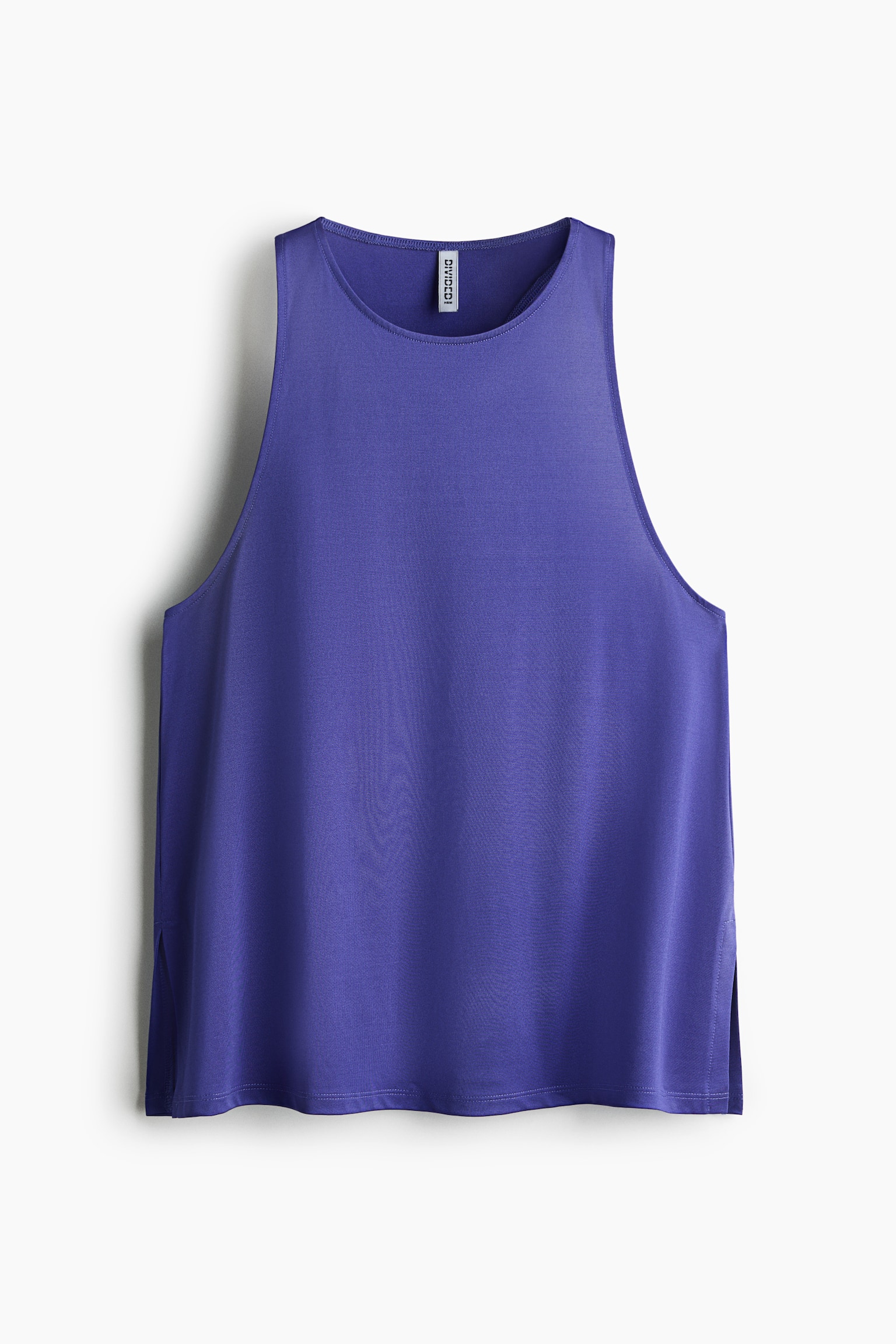 Ein violettes Tanktop ist von vorne zu sehen und verfÃ¼gt Ã¼ber einen hohen runden Ausschnitt, Ã¤rmellosen Schnitt und eine lockere Passform. Das Oberteil ist aus einem glatten, einfarbigen Jersey-Stoff gefertigt und hat kleine Schlitze an den SeitensÃ¤umen.