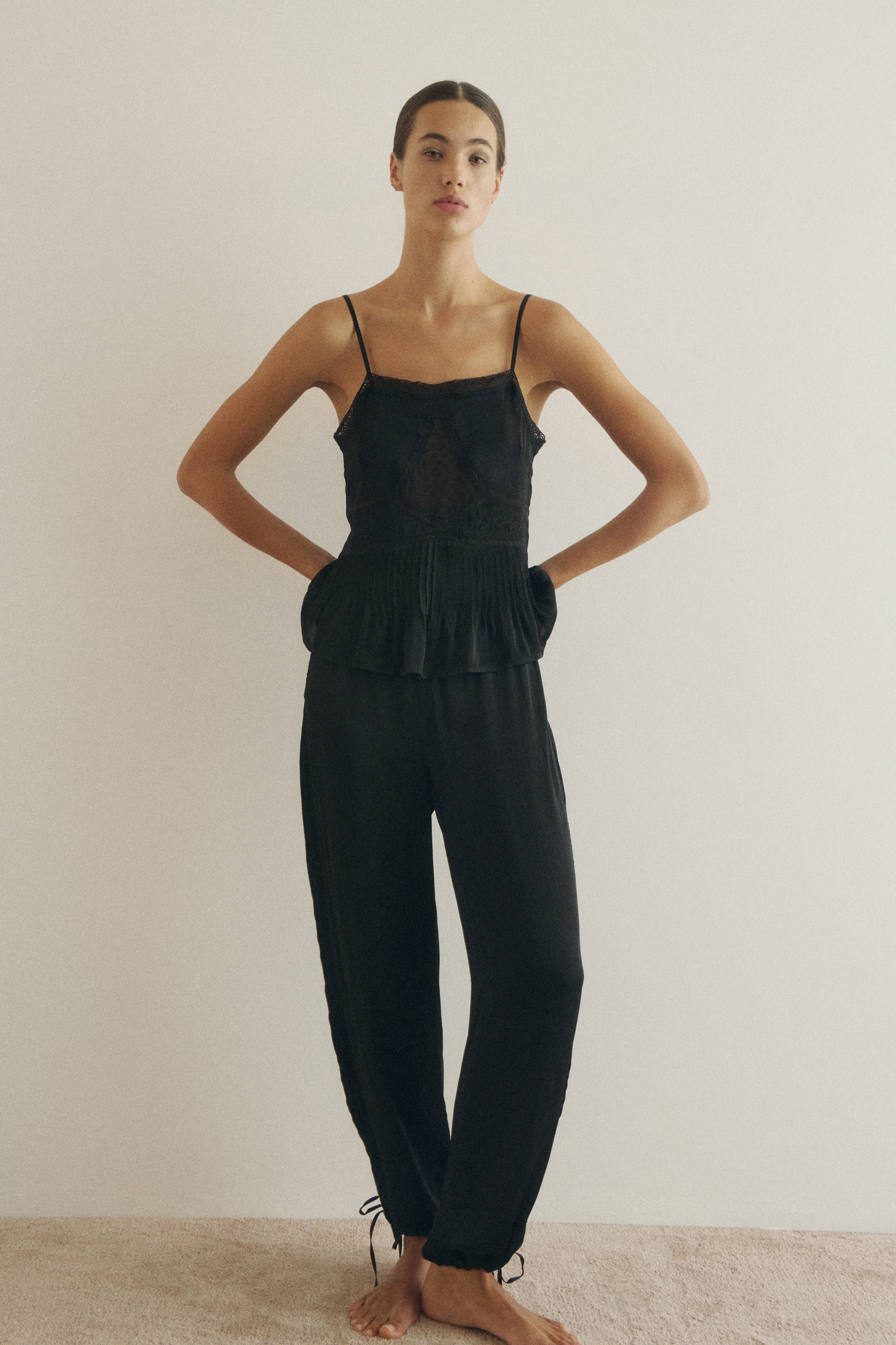 Top con spalline sottili in satin di viscosa - Nero/Marrone