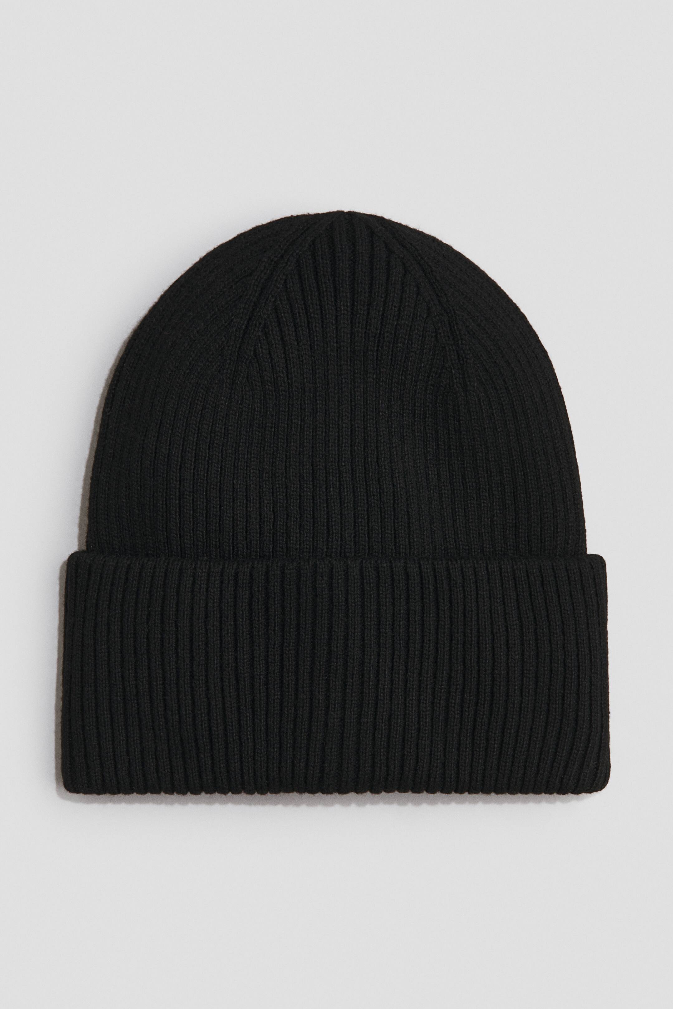 Agrandir l'image: Un bonnet noir doté d'une construction en maille côtelée et d'un large revers plié.