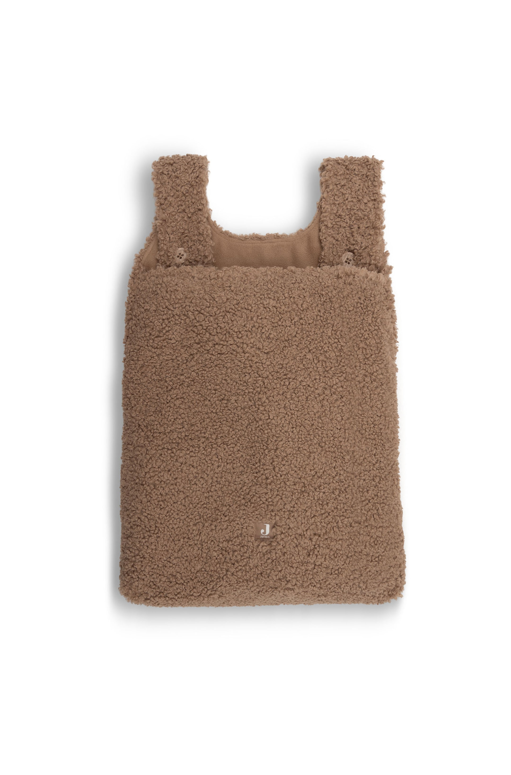 Agrandir l'image: Une gigoteuse pour bébé en polaire sherpa marron est posée à plat, avec un extérieur bouclé et texturé et de larges bretelles avec fermetures à boutons. Un petit patch logo carré repose près du centre inférieur du modèle rectangulaire.