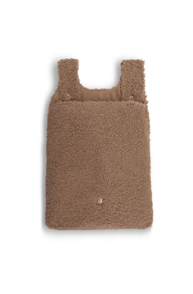 Une gigoteuse pour bébé en polaire sherpa marron est posée à plat, avec un extérieur bouclé et texturé et de larges bretelles avec fermetures à boutons. Un petit patch logo carré repose près du centre inférieur du modèle rectangulaire. - 1