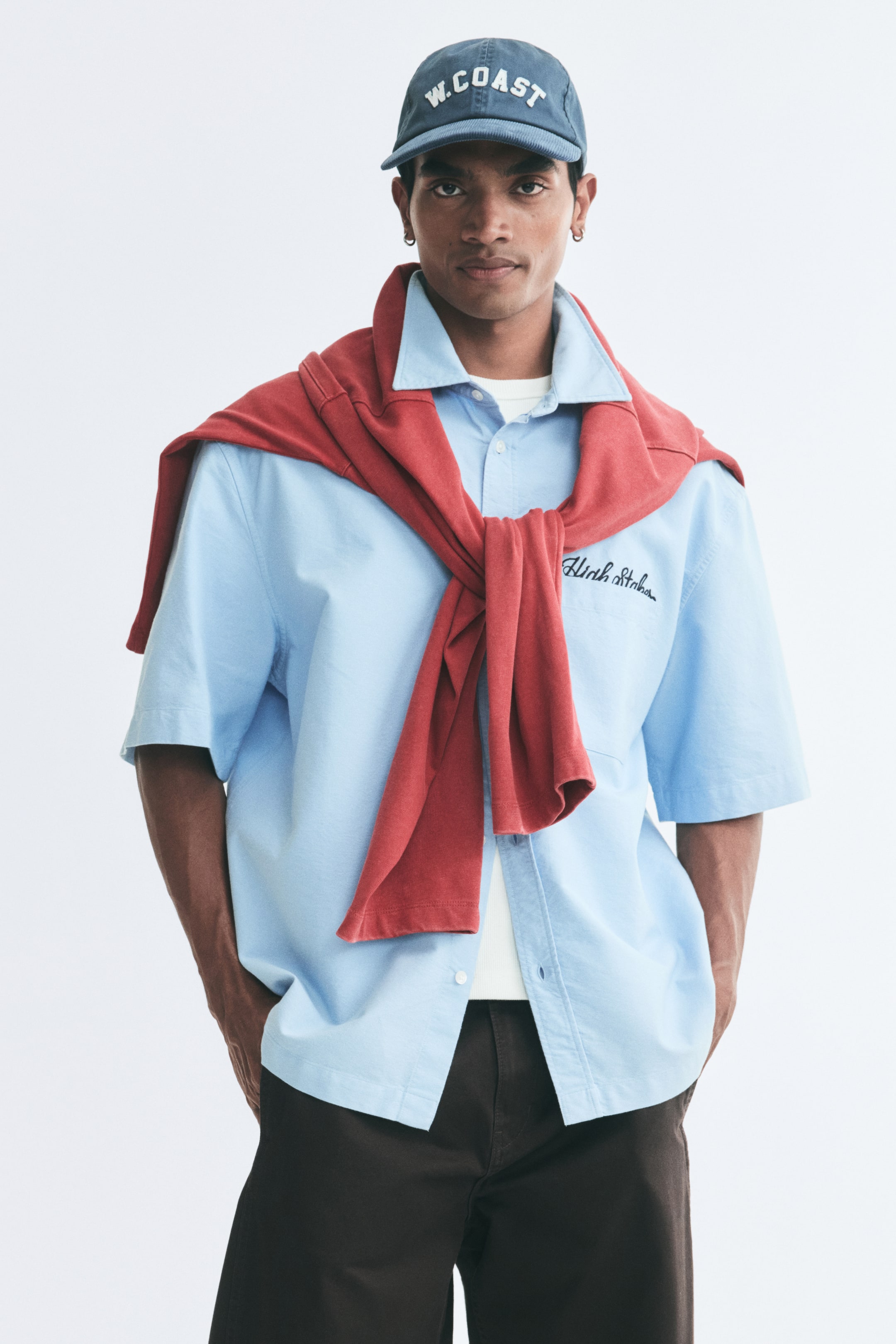 Xem ảnh lớn hơn: Áo sơ mi ngắn tay bằng Oxford thêu Relaxed Fit - Xanh dương nhạt/High Stakes - Men | H&M VN 1