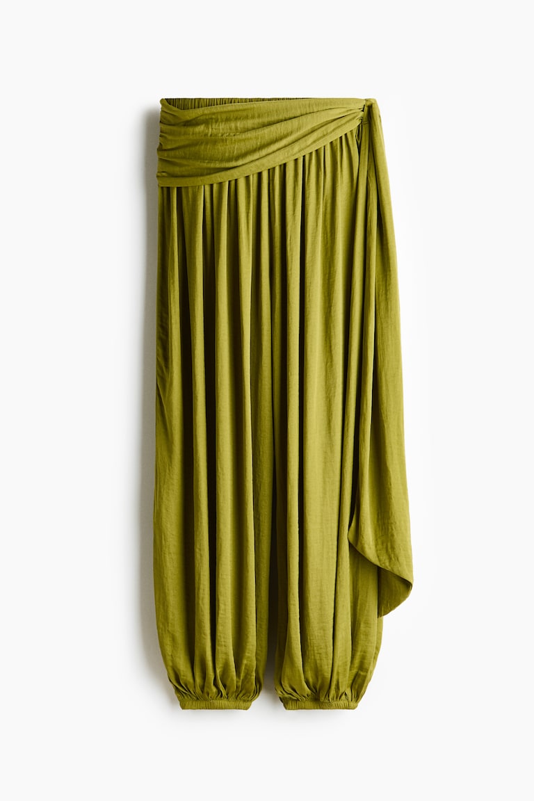 Pantalone balon kroja s drapiranim pojasom