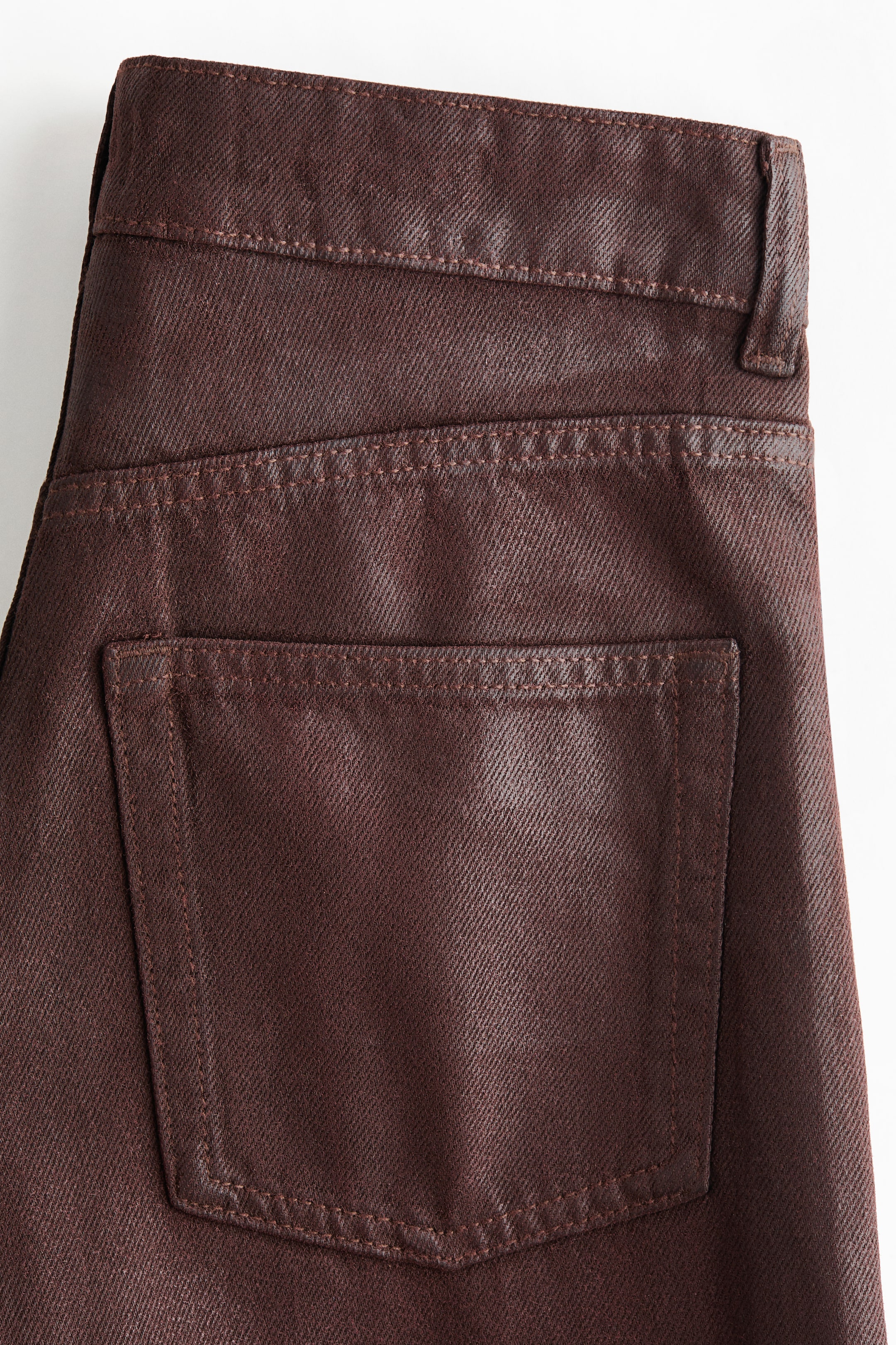 Visualizza immagine più grande: I pantaloni in twill color marrone sono visti da dietro, presentano una tasca posteriore rettangolare sul lato destro con impuntura in tinta. Una cintura è visibile in alto, con un passante per cintura singolo all'estrema destra.