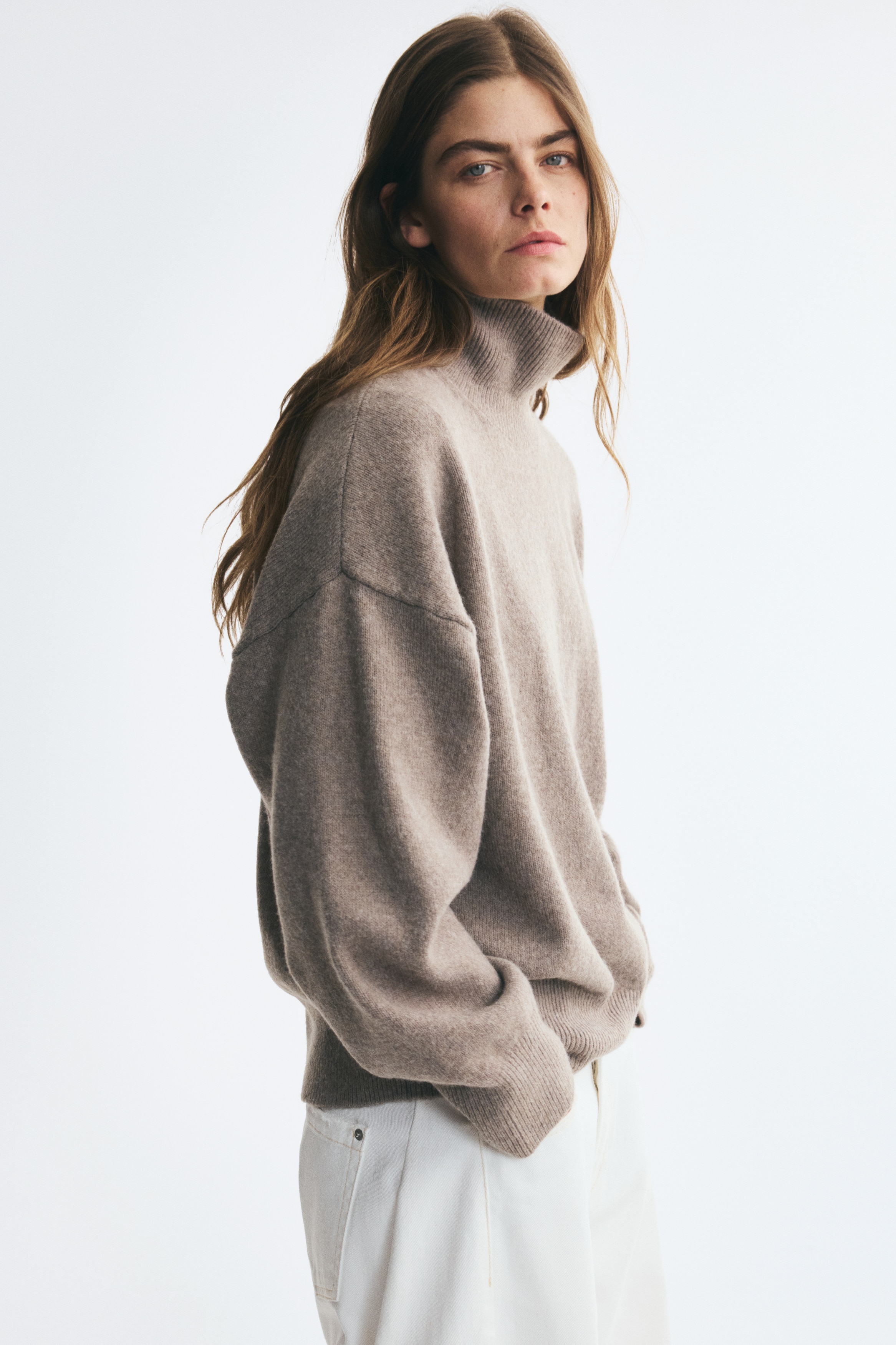 Oversized svetr s vysokým límcem - Hnědošedá/Černá