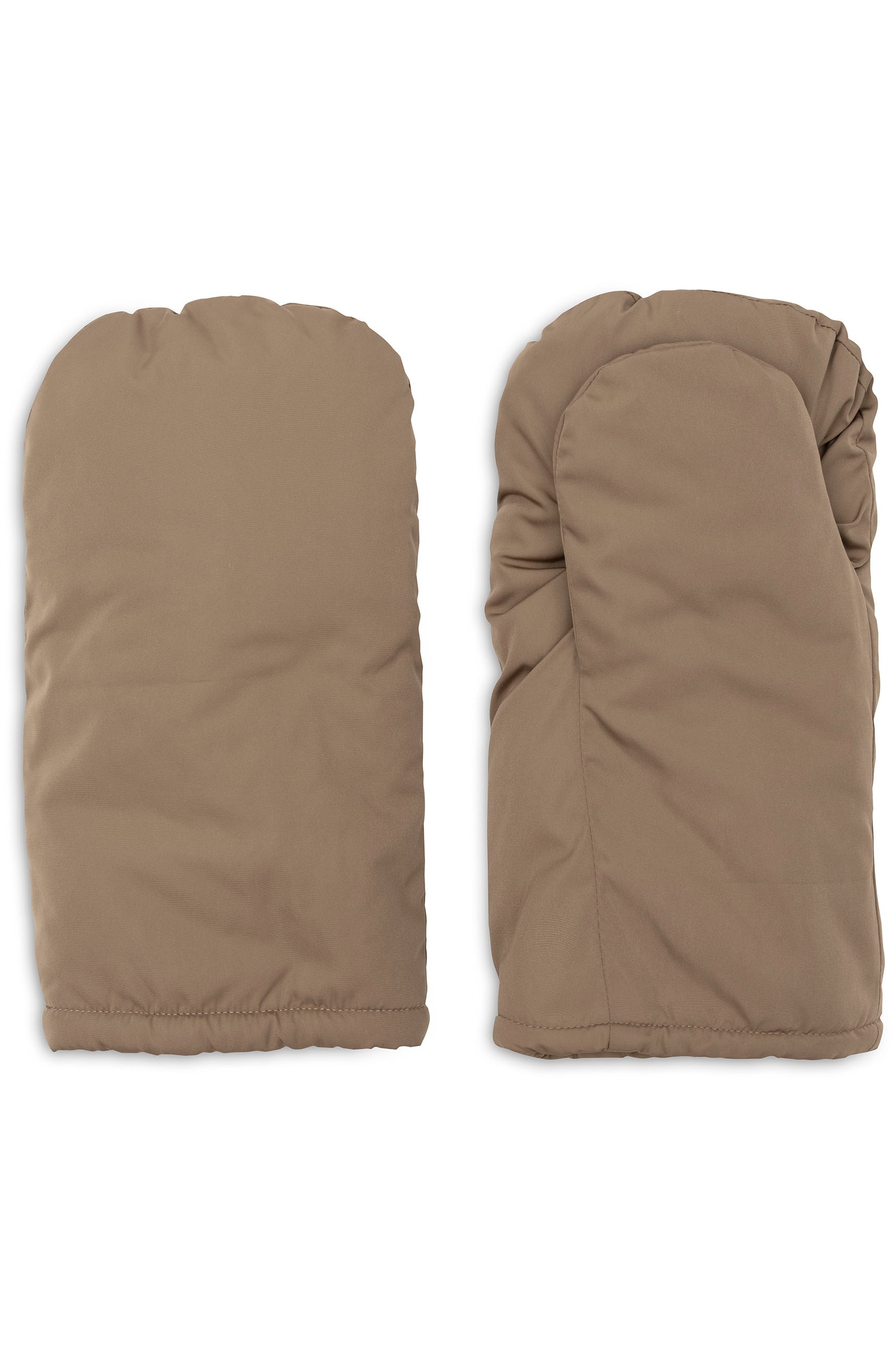 Eine hellbraune, gesteppte Wickeltasche hängt mit zwei passenden Trägern und goldfarbenen Karabinerverschlüssen am Lenker eines schwarzen Kinderwagens. Die Tasche verfügt über ein quadratisch gestepptes Gewebe, zwei Webgriffe oben, seitliche elastische Taschen und eine Fronttasche mit einem kleinen quadratischen Logo-Patch.