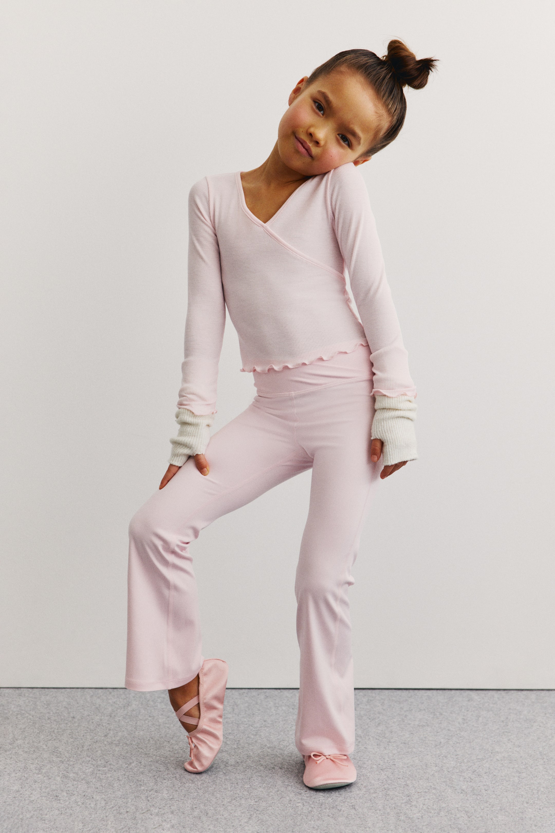 Ampliar la imagen: Leggings deportivos acampanados con SoftMove? presentan FRONT, con una pretina ancha y una tela suave y ligera de color rosa claro que se ajusta ceñidamente en los muslos y se abre en el dobladillo.