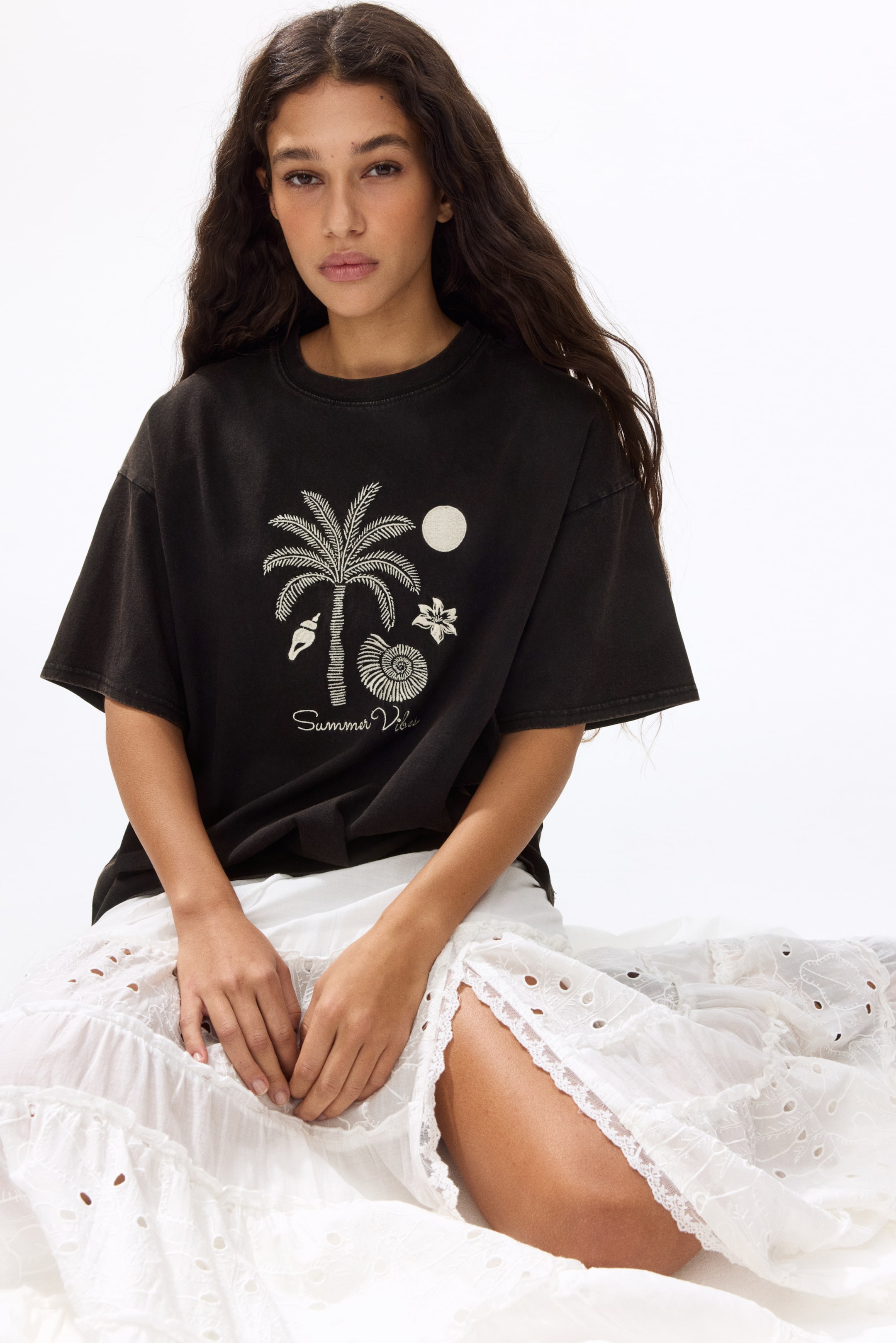 Ver imagen más grande: Camiseta oversize con motivo bordado - Negro/Summer Vibes - MUJER | H&M ES 1