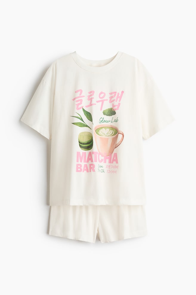 Nyomott mintás pizsama - Fehér/Matcha/Sötétbarna/Soul Crumb/Krémszínű/pöttyös/Krémszínű/La Fragola/Világos rózsaszín/virágos/Krémszínű/Matcha/Krémszínű/Morning Society/Fehér/virágos/Világoskék/The Butter House/Fehér/csíkos/Barackrózsaszín/virágos/Világos rózsaszín/Seoul/Világos rózsaszín/eprek/Világoskék/virágos - 1