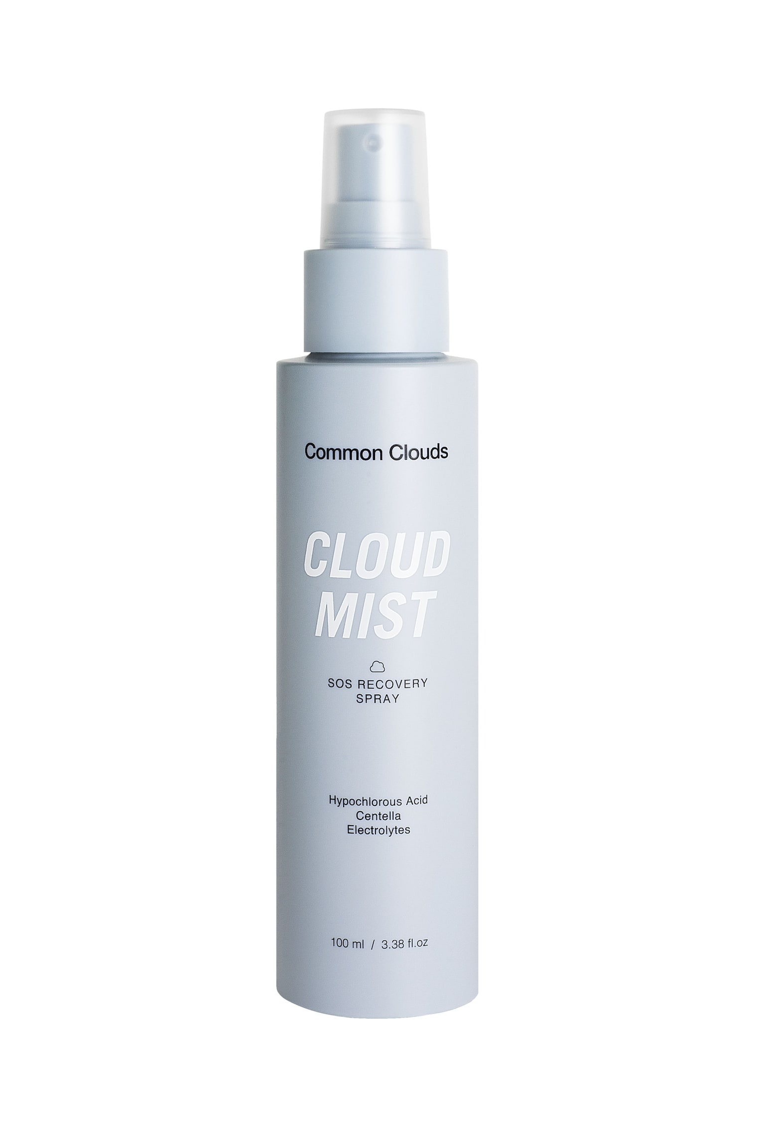 En cylindrisk, lyseblÃ¥ sprayflaske med Common Clouds Cloud Mist stÃ¥r oprejst i en frontvendt visning. Flasken har en matchende lyseblÃ¥ spraydyse under en halvgennemsigtig, frostet hÃ¦tte og viser trykt tekst pÃ¥ forsiden med brandet, produktnavnet og de vigtigste ingredienser. - 1