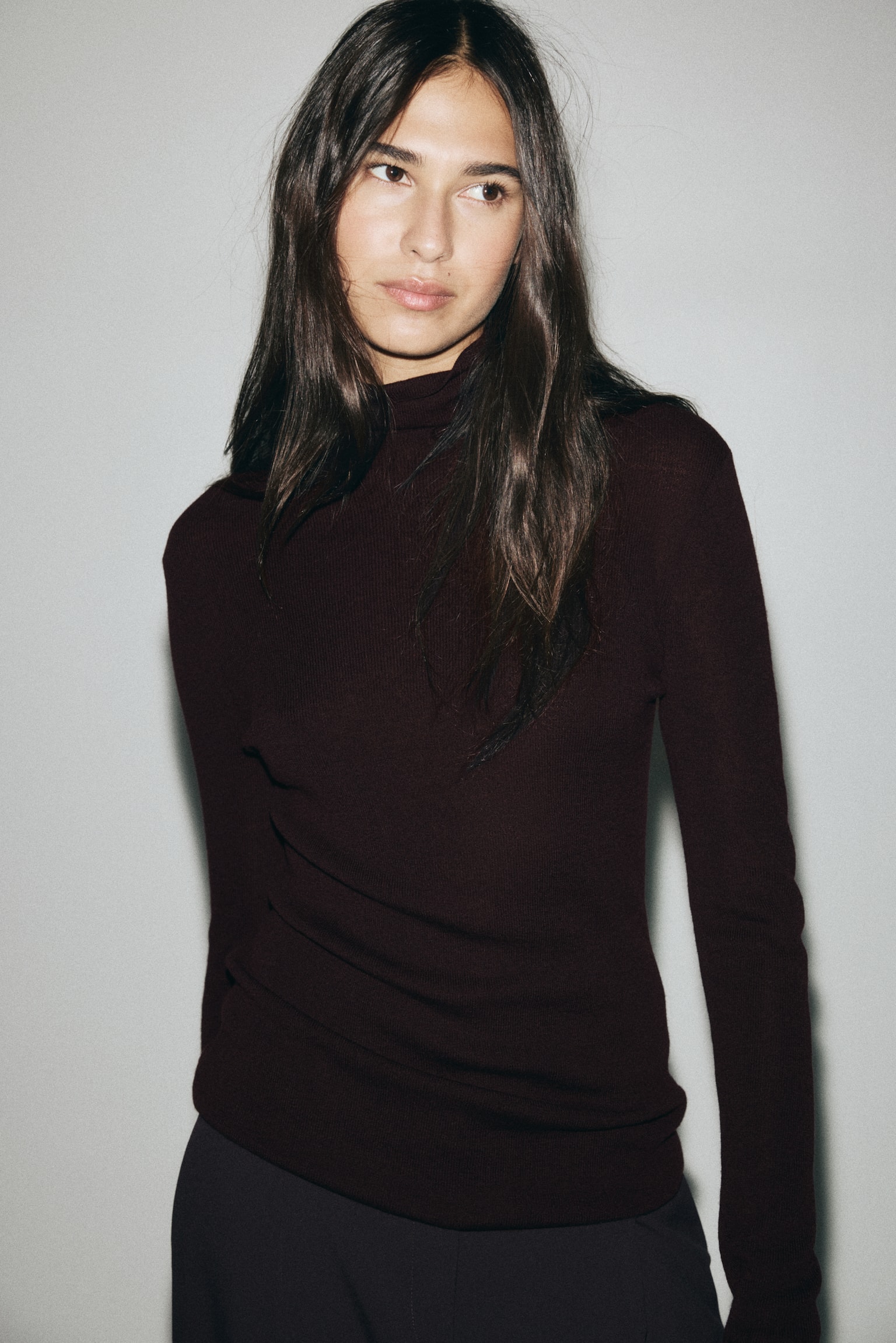 캐시미어 블렌드 터틀넥 스웨터 - 초콜릿 플럼/브라이트 레드 - 4