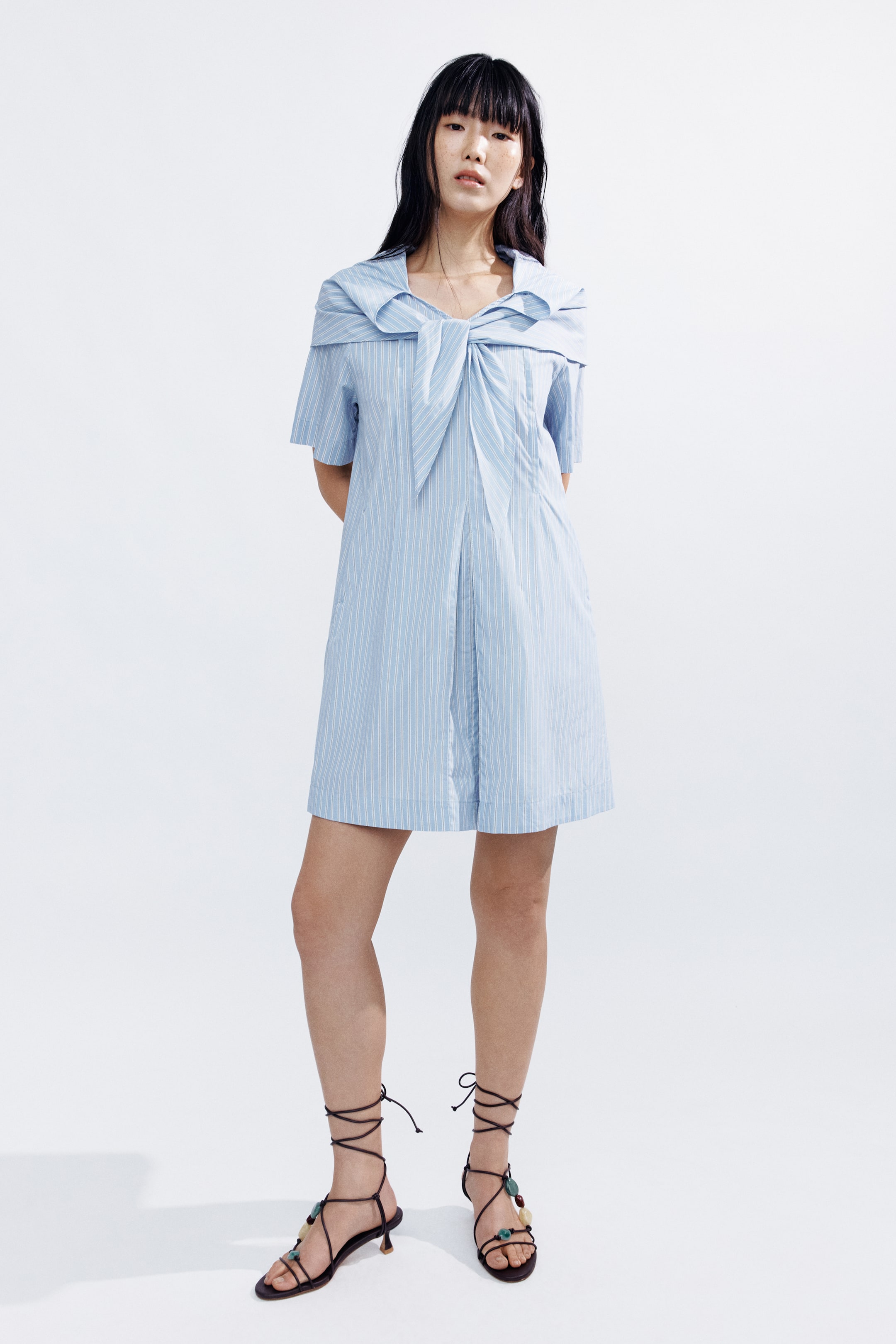 拡大画像を表示: スカーフカラー Aラインワンピース - ライトブルー/ストライプ - レディース | H&M JP 1