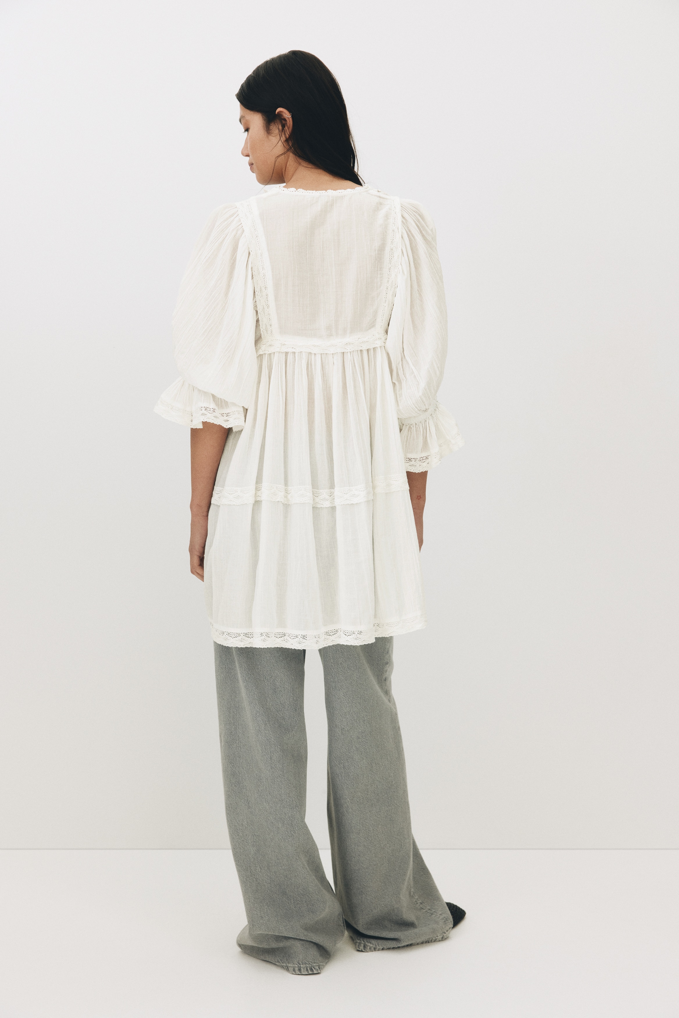 Robe Blanche à Fleurs H&M Sans Manches - Taille 4 - Col Châle - Courte - Neuf Avec Étiquettes