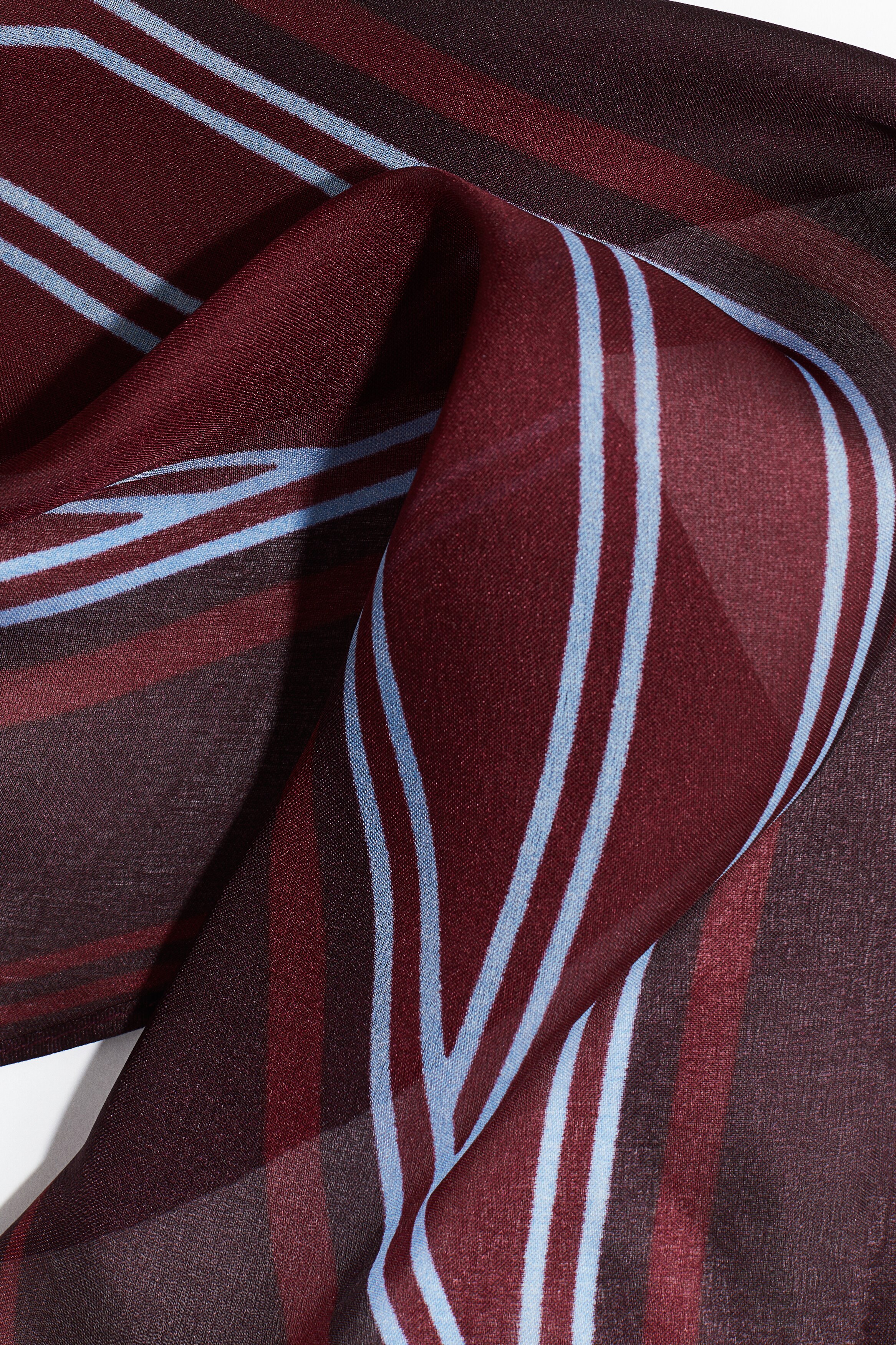 Diamond-shaped scarf