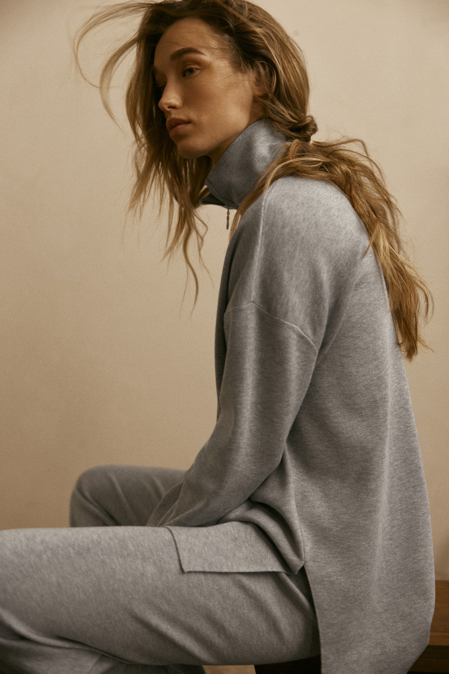 Túlméretezett pulóver felül cipzárral - Szürke melír - 6