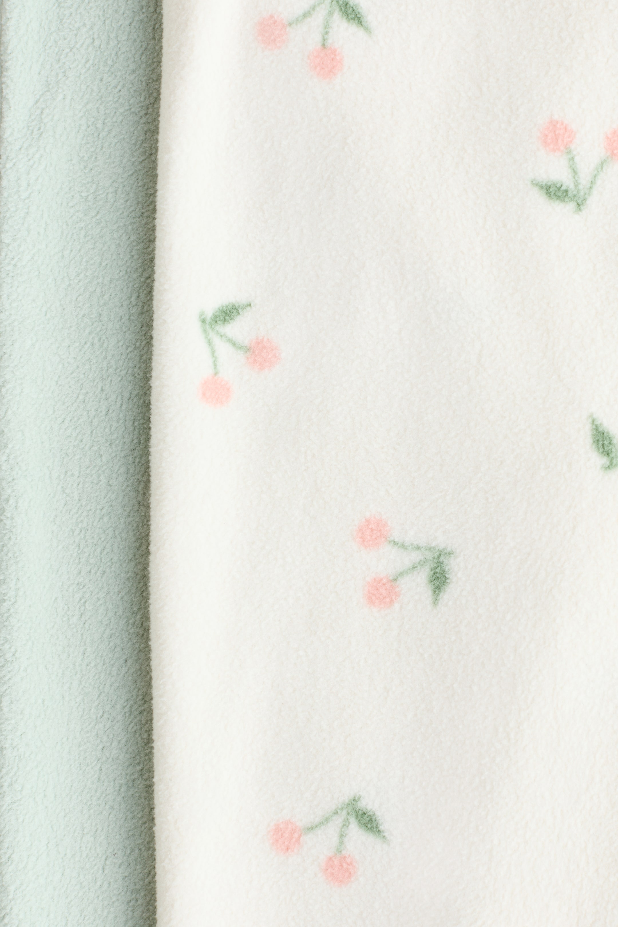 Vezi imaginea mai mare: 2 pijamale-salopetă din fleece cu fermoar - Verde-deschis/cireșe - COPII | H&M RO 2