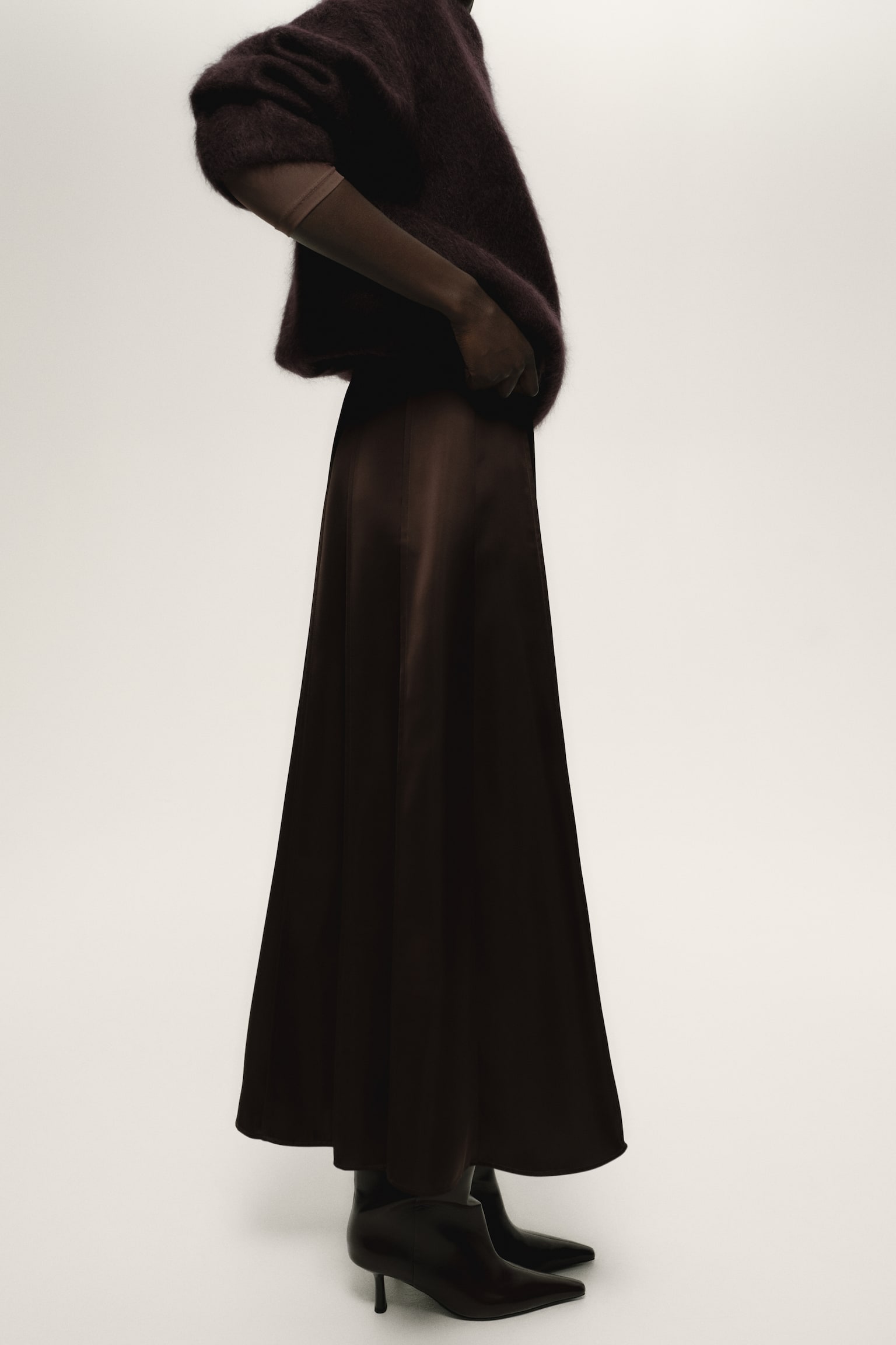 חצאית סאטן בגזרת איי - חום כהה - 3