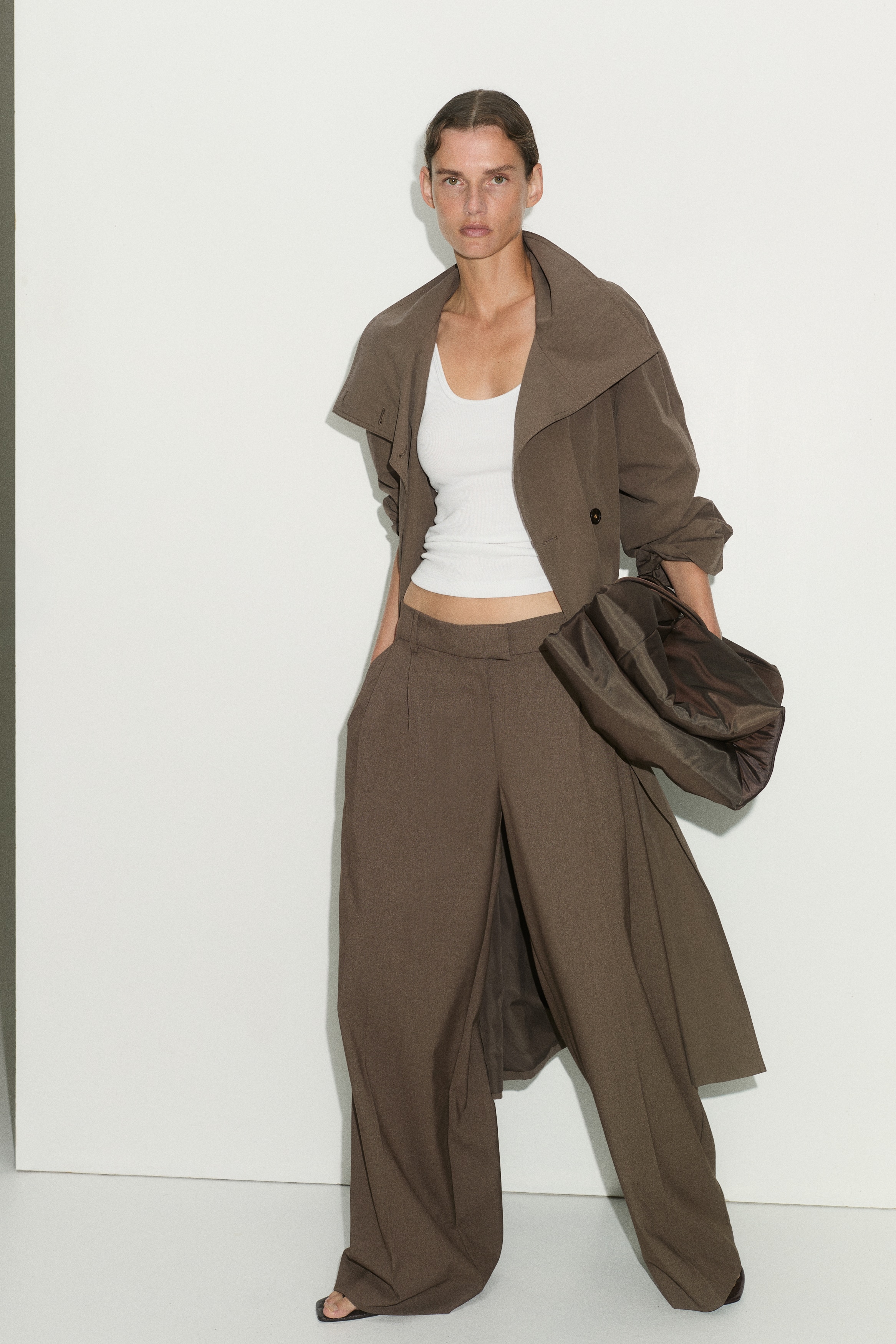 Wide tailored trousersModel
