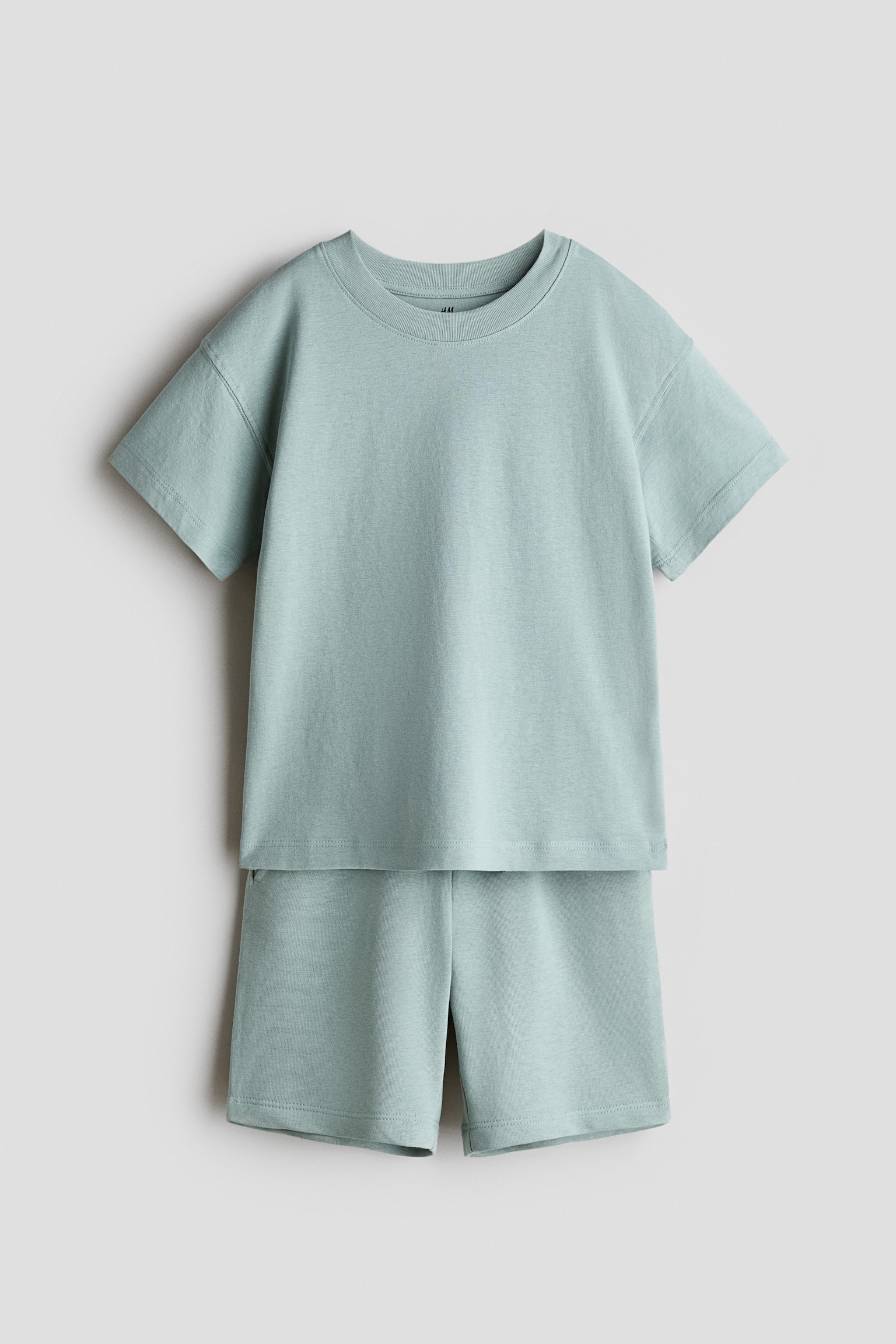 2-teiliges Set mit T-Shirt und Shorts - Helles Mattgrün/Weiß/Gestreift