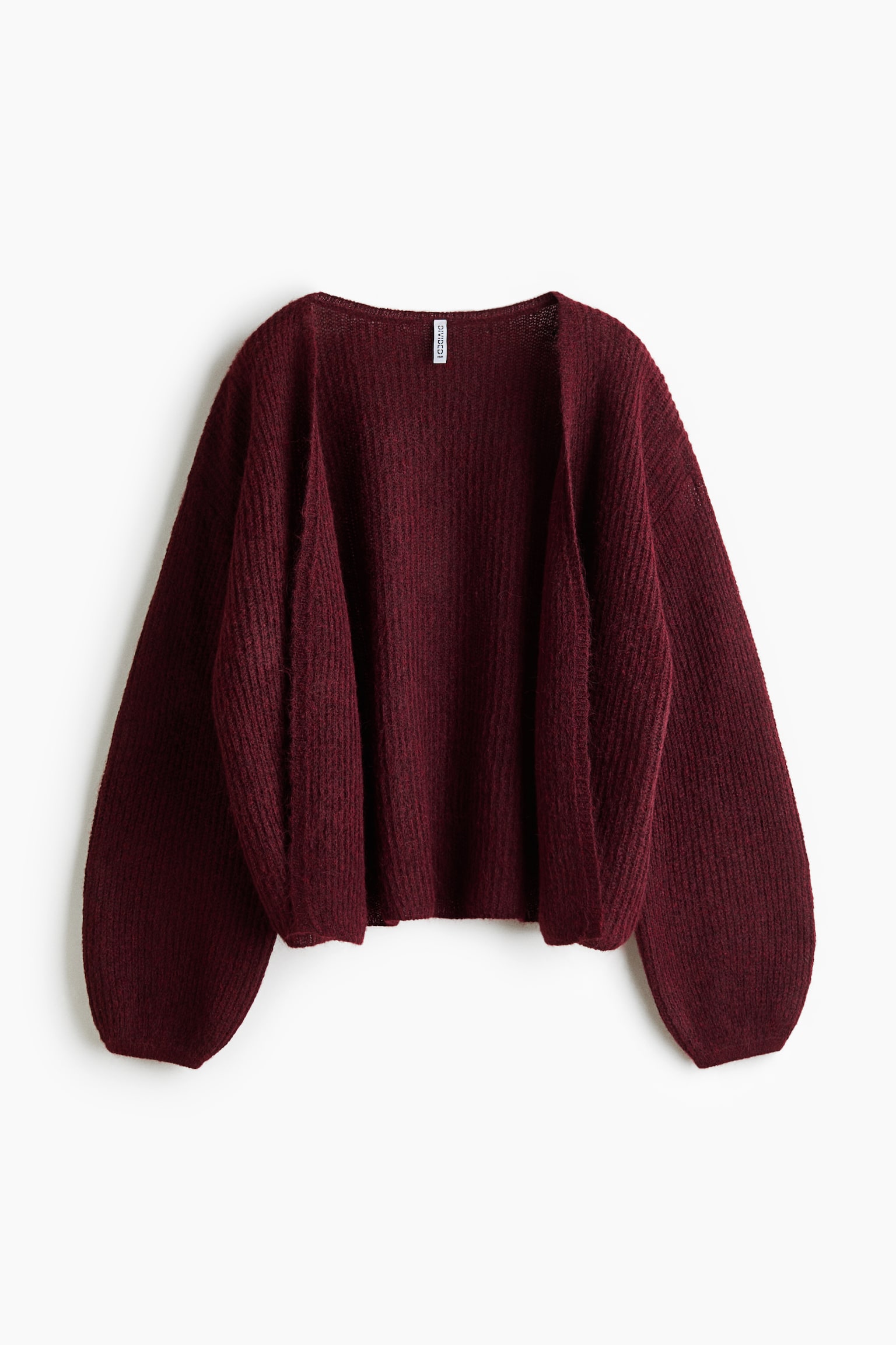 Má»t chiáº¿c cardigan len dÃ¡ng rá»ng mÃ u Äá» burgundy ÄÆ°á»£c chá»¥p chÃ­nh diá»n, ná»i báº­t vá»i thiáº¿t káº¿ má» phÃ­a trÆ°á»c, vai rÆ¡i vÃ  ÄÆ°á»ng cá» chá»¯ V sÃ¢u. Ão cÃ³ tay dÃ i phá»ng vá»i bo tay gÃ¢n vÃ  cháº¥t liá»u dá»t kim gÃ¢n má»m máº¡i, bá» máº·t cháº£i nháº¹ phá»§ kháº¯p toÃ n bá» sáº£n pháº©m.