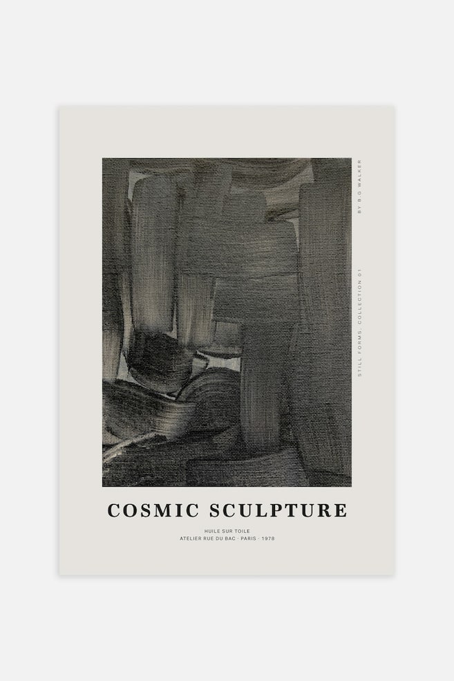 En rektangulÃ¤r affisch visar en abstrakt, texturerad svartvit mÃ¥lning med blockiga penseldrag mot en ljus krÃ¤mfÃ¤rgad ram. Den kraftfulla texten âCOSMIC SCULPTUREâ visas under den centrala bilden, med mindre utstÃ¤llningsliknande text lÃ¤ngs nederkanten och vertikalt pÃ¥ hÃ¶ger sida. - 1