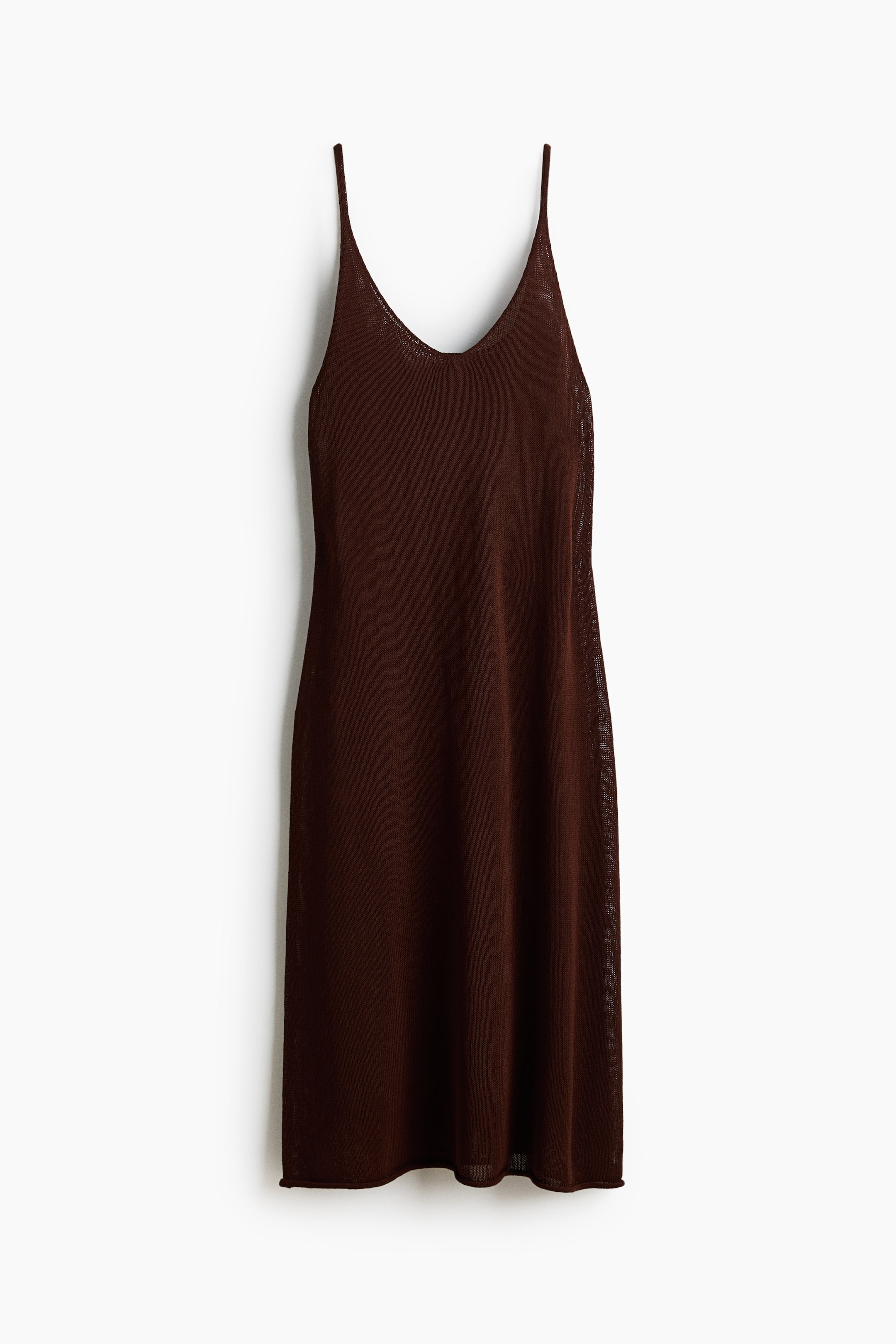 Agrandir l'image: Une robe marron foncé longueur genou en maille mélangée de viscose est présentée de face, avec un décolleté en V, des bretelles étroites et un ourlet droit.