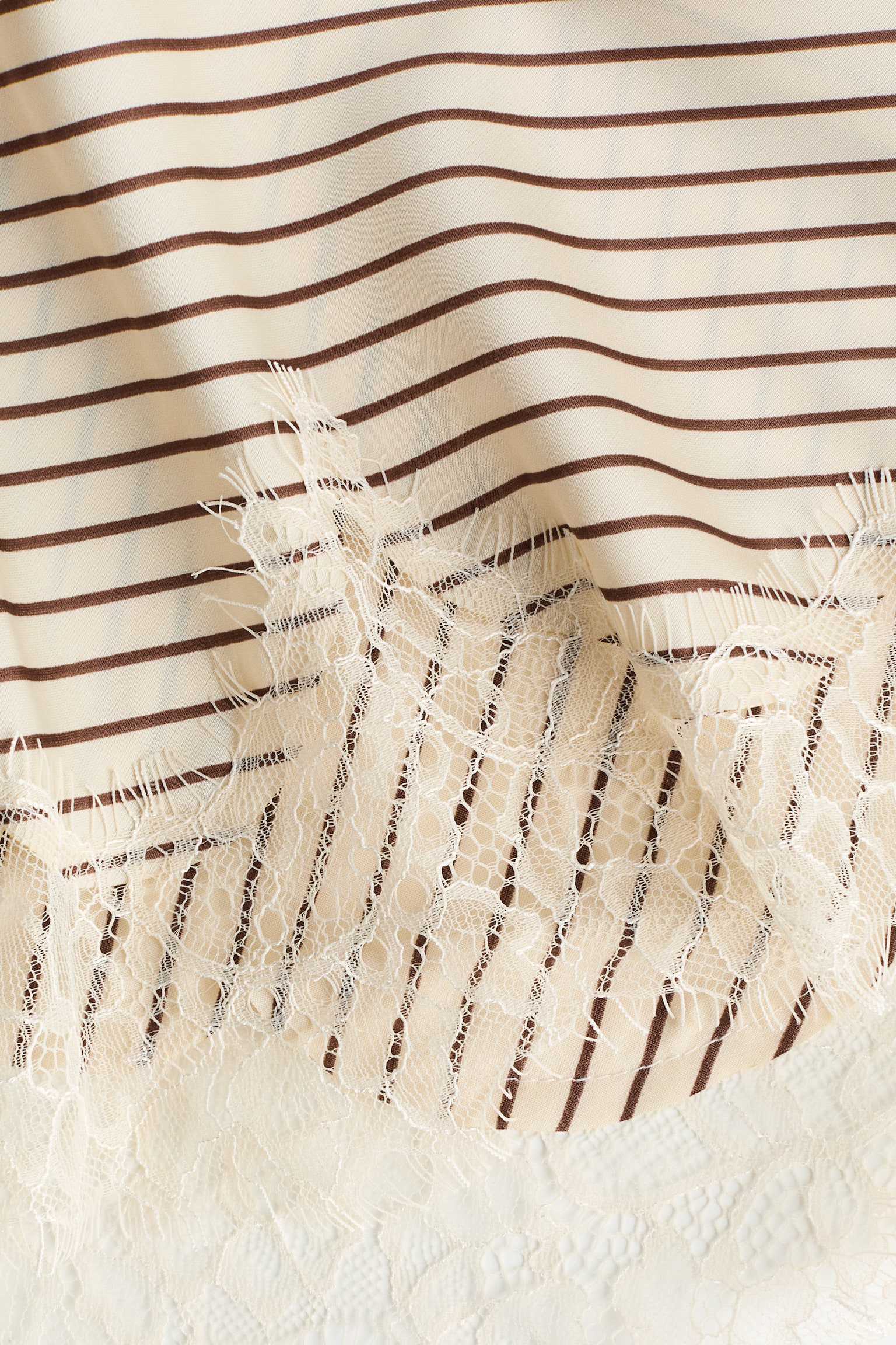 צעיף משולש עם עיטור תחרה - בז' בהיר/פסים/סגול בהיר - 5